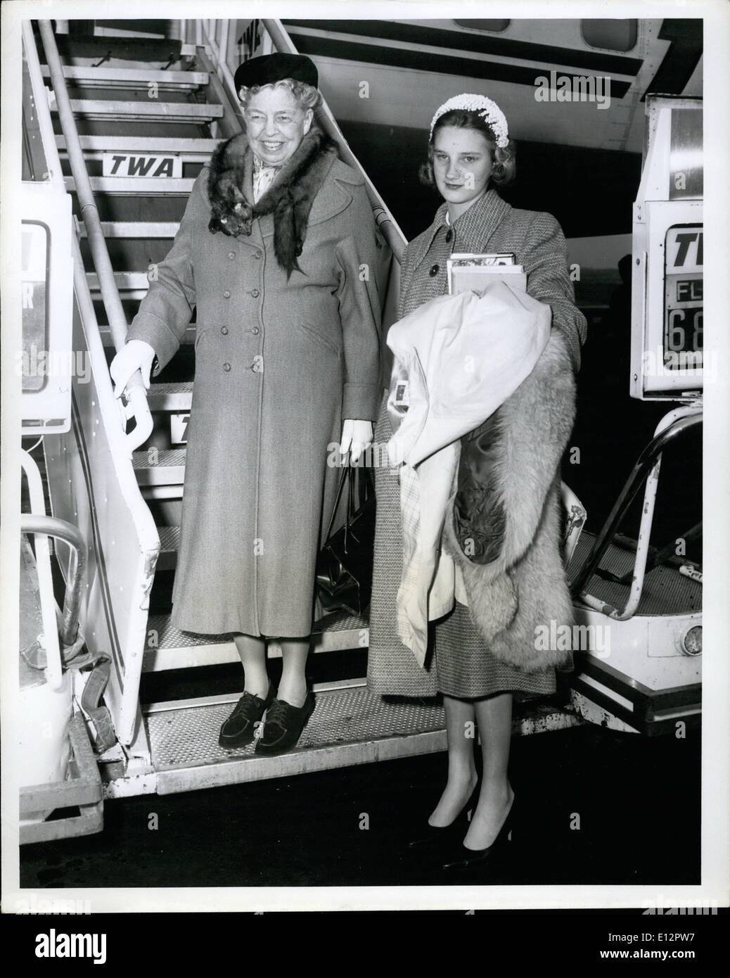 Bereiten Sie 24. Februar 2012 - Idlewild Airport, N.Y., 11. März - Frau Eleanor Roosevelt, ehemalige First Lady und ihre Enkelin Nina Roosevelt, 16, eine TWA Jetstream nach Rom auf der ersten Etappe einer Tour im Ausland zurück in den Staaten am 10. April an Bord. Nina ist die Tochter des John A. Roosevelt von Hyde Park, N.Y. Stockfoto
