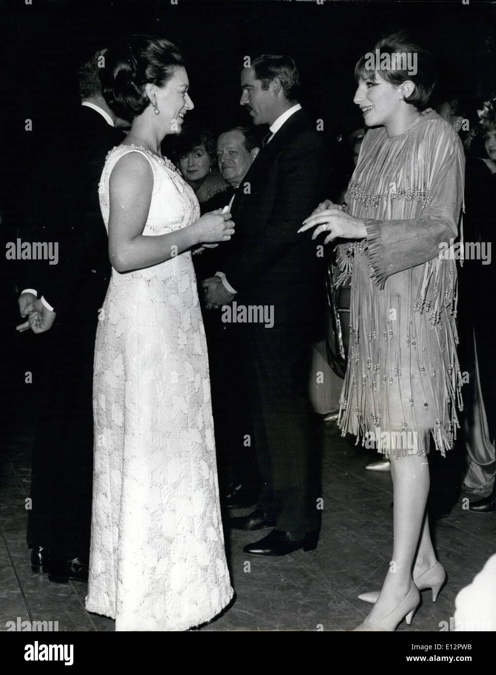24. Februar 2012 - Prinzessin Margaret trifft Barbara Streisand: H.R.H. Prinzessin Margaret verließ Chats mit amerikanischen musikalischen Sterne Barb Stockfoto