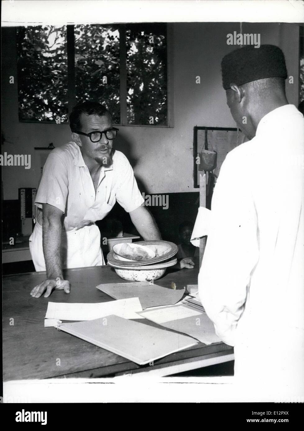 25. Februar 2012 - ist Herr W. A. McDonald Entomologist, diskutieren Pupao Produktion der Fly-Brutraum mit Mr Haji Dau, Entomologie Stabsoffizier. Stockfoto