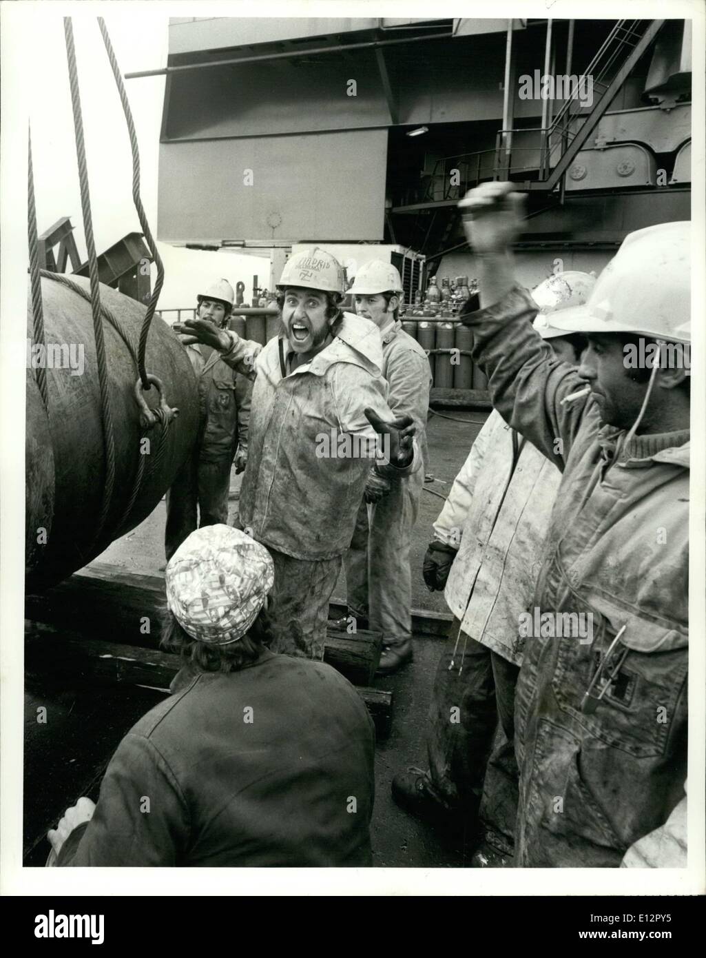 25. Februar 2012 - Einlagerung von Produktions-Plattform "Graythorp ich ' auf BP vierziger Ölfeld in der Nordsee Kran Lastkahn Besatzungsmitglieder feiert den Erfolg der Operation. Stockfoto
