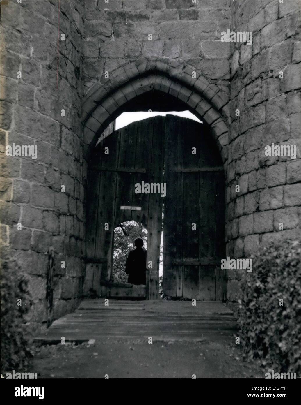 25. Februar 2012 - ihr Haus ist in einem Schloss: die alte Eichen Türen zwischen den Zwillingstürmen Wache hängen sind die vordere Tür zu Frau Jone nach Hause. Stockfoto