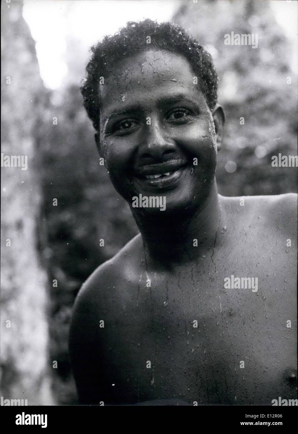 25. Februar 2012 - nass und glücklich.: Omar Samada, wer gehen nach Hause, bald vier Frauen zu heiraten ist glücklich und nass und lächelnd nach gezeigt Schwimmtest. Stockfoto