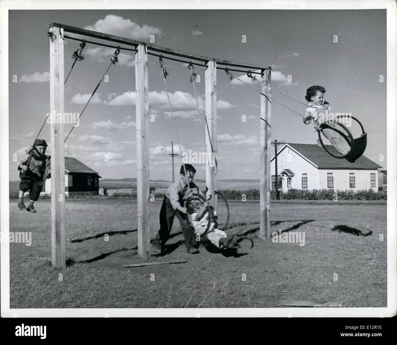 24. Februar 2012 - Koop-Farm In Kanada die Kinder haben auf dem Matador Bauernhof viele Spielkameraden und einen Platz zum spielen gemeinsam von den Häusern eingeschlossen. Die Schaukeln sind aus alten LKW-Reifen gefertigt. Stockfoto