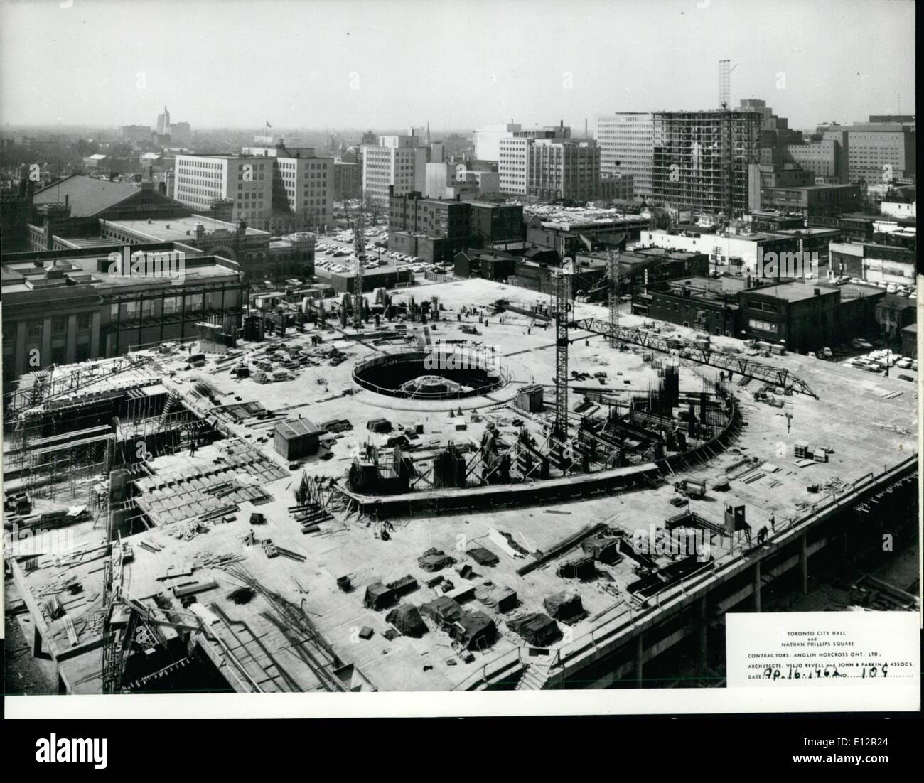 24. Februar 2012 - beginnt Beschriftung der Twin 300 Fuß hohe Hochhäuser für Kanadas größte kommunale Bauvorhaben der 25.000.000 Dollar Toronto City Hall. Anglin Norcross, Ontario, kanadische Partner von Holland $ Hannen und der Elle ltd. ausgegraben von 50 ft. anzunehmen, zu Ancharege für die Türme, deren markante sichelförmige Form bereits in der Bodenarbeit Form gesehen werden kann. Einige 82.000 Kubikellen Beton, 10.000 Tonnen Betonstahl, sind 17 Meilen des Caissons und genügend Mauerwerk und Fenster, 1.000 s Häuser zu bauen im Projekt verwendet werden Stockfoto