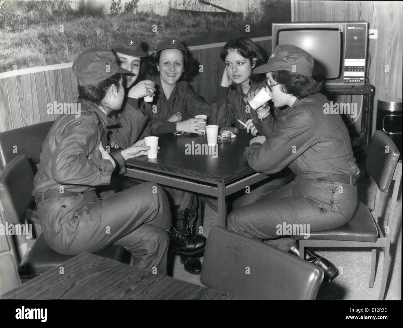 24. Februar 2012 - Premiere In Kaserne für Griechenlands Mädchen Soldat es: die erste Frau Soldaten der griechischen Armee während einer Pause in ihrem Tagesprogramm entspannen, die ersten 95 Mädchen trat Heer, Marine und Luftwaffe Montag. Stockfoto