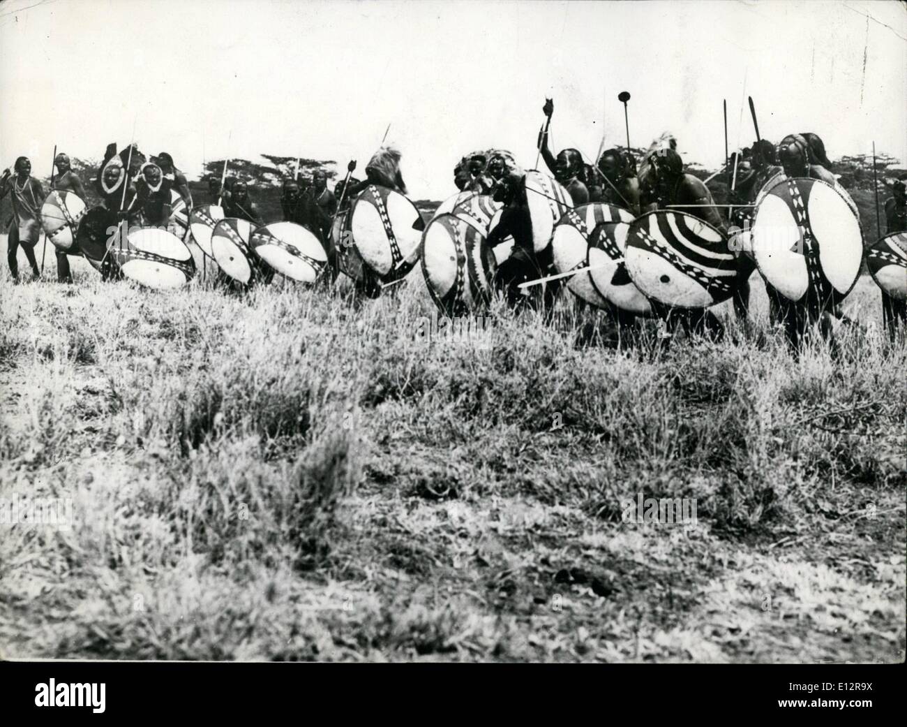 24. Februar 2012 - Angriff das '' Mock''; Die Scheinangriff der Masai Moran, die fast in einer Katastrophe endete. Wenn diese jungen Krieger ganz aufgeregt ihre Selbstkontrolle zu verlieren, werfen passt auf den Boden und Tack von ihren Begleitern gehalten werden müssen. Stockfoto