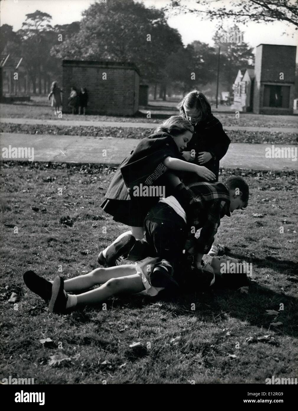 25. Februar 2012 - während einer Pause von Lektionen jungen und Mädchen haben eine grobe und Wäschetrockner in der Sonne auf dem "Campus". Amerikanischen Co-Ed Schule öffnet Bushy Park: Gerade in der Nähe von Hampton Court Palace wenn Henry VIII schlenderte, die jungen und Mädchen der neuen Welt in die Schule gehen, sie sind Kinder des Vereinigte Staaten Militärs stationiert in und um London und die Schule befindet sich in Bushy Park. Da uns eine Central High School für 210 Kinder und eine Grundschule für die ersten acht Noten. Das sind 25 Klassenräume, mit einen Studenten-Speisesaal Stockfoto