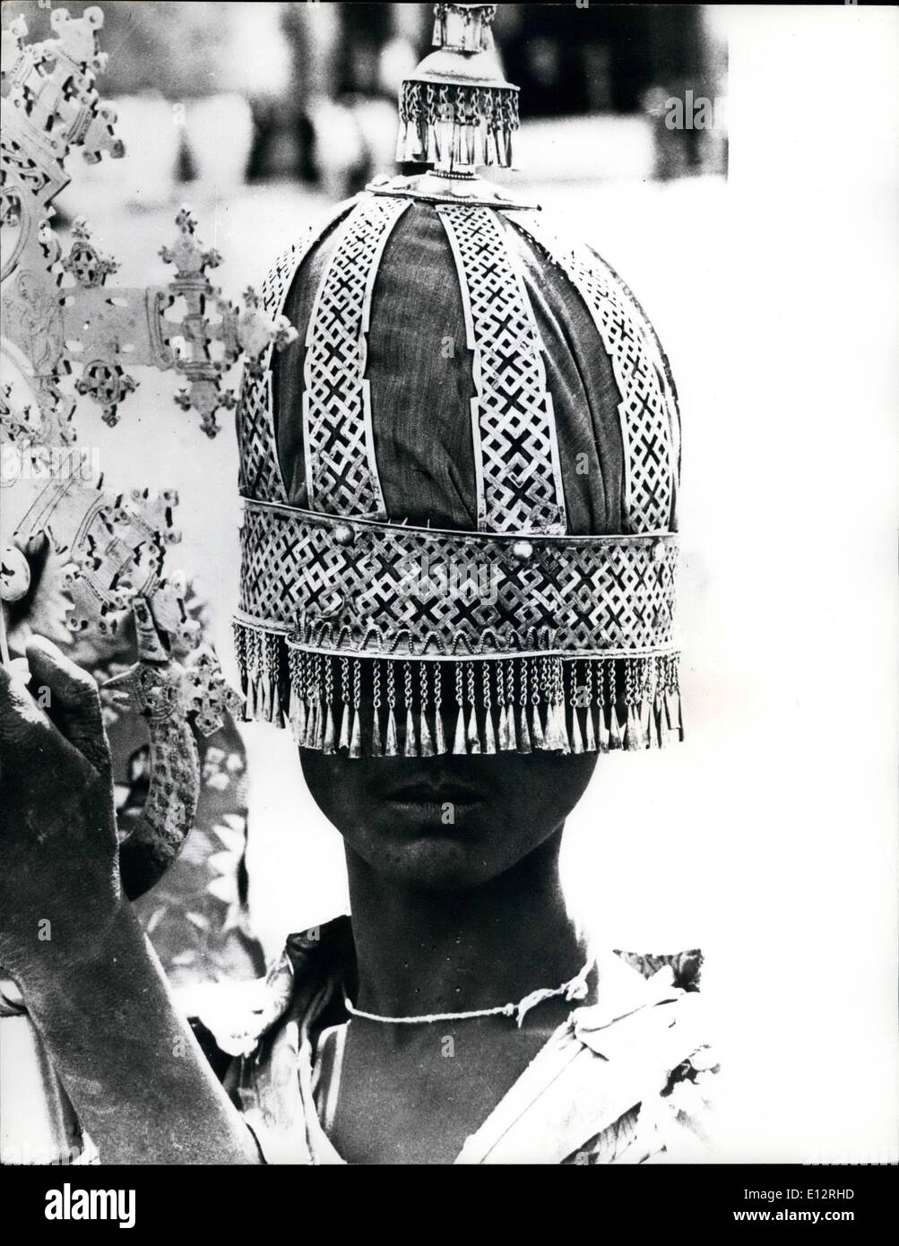 25. Februar 2012 - trägt ein Akolyth eine silberne Krone mit einer Franse in Form von einem Schleier. Stockfoto