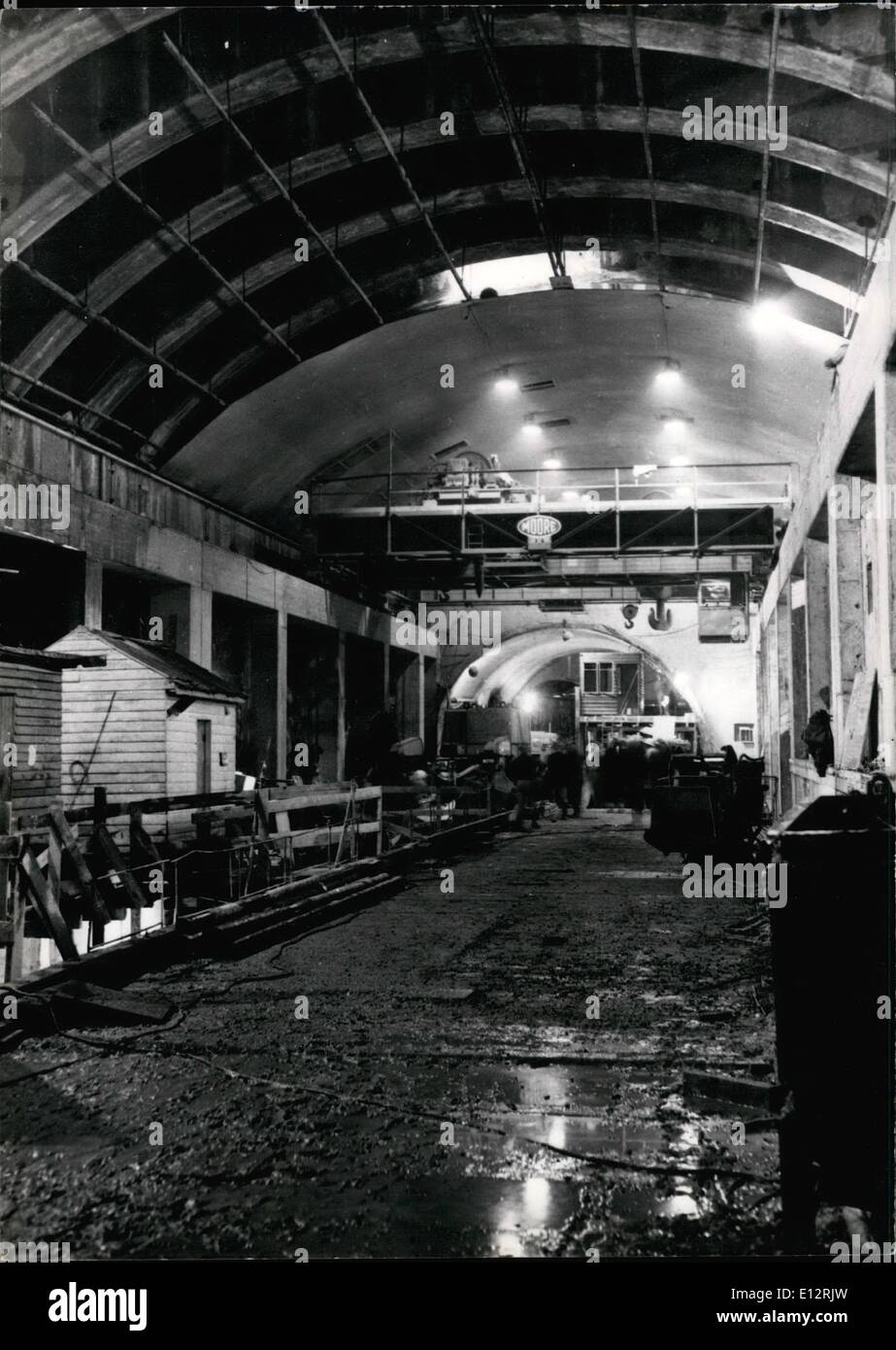 25. Februar 2012 - gigantische Werke australischen Wüsten zu bewässern. Mehr als 1.000 Fuß unterirdischen nimmt Maschinenhalle eines neuen Kraftwerks Gestalt an in den verschneiten Bergen macht und Bewässerung. Das Kraftwerk ist aus festem Fels gehauen wird. Ein Team von hoch qualifizierten Ingenieure arbeiten an der Fertigstellung. Sept. 19/58 Stockfoto