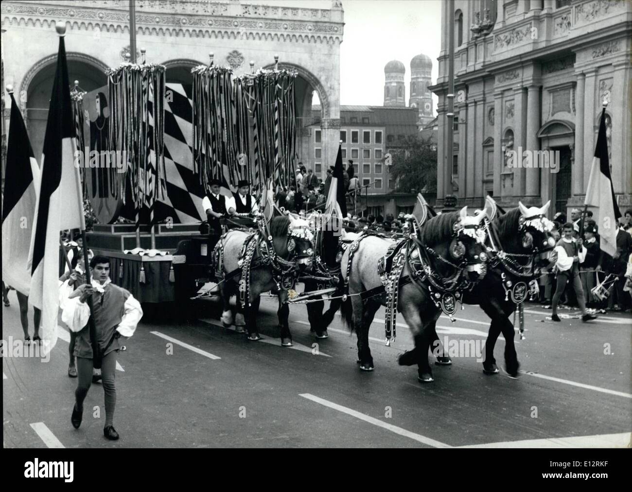 24. Februar 2012 - eröffnet Oktober Festival Parade in den Straßen von München den ersten Sonntag von Europas größten Messegelände Unterhaltung, das Oktoberfest. Unser Bild zeigt vier Brauerei-Pferde mit dem fairen Auto mit dem Wappen der Stadt München, die Hauptstadt von Bayern. Trotz kühlen Wetter viele tausend Zuschauer die begrenzt die Straßen. Keystone-München-Bild 22.09.62 Stockfoto