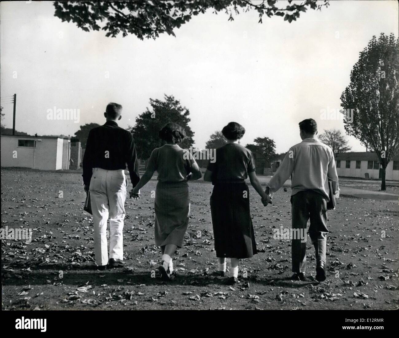 24. Februar 2012 - Blätter amerikanischen Co-Ed-Spaziergang durch den fallenden Herbst über den Campus in Bushey, die neue amerikanische Schule. Hand in Hand.: amerikanische koedukativen Schule eröffnet in Bushey Park.; Nur in der Nähe von Hampton court Palace, wo Henry Vlll schlenderten die jungen und Mädchen der neuen Welt sind zur Schule zu gehen. Sie sind Kinder des Vereinigte Staaten Militärs stationiert in und um London und die Schule befindet sich in Bushey Park. Es gibt eine zentrale High School für 210 Kinder und eine Grundschule für die ersten acht Noten. Es gibt 25 Klassenräume, mit einen Studenten-Speisesaal Stockfoto