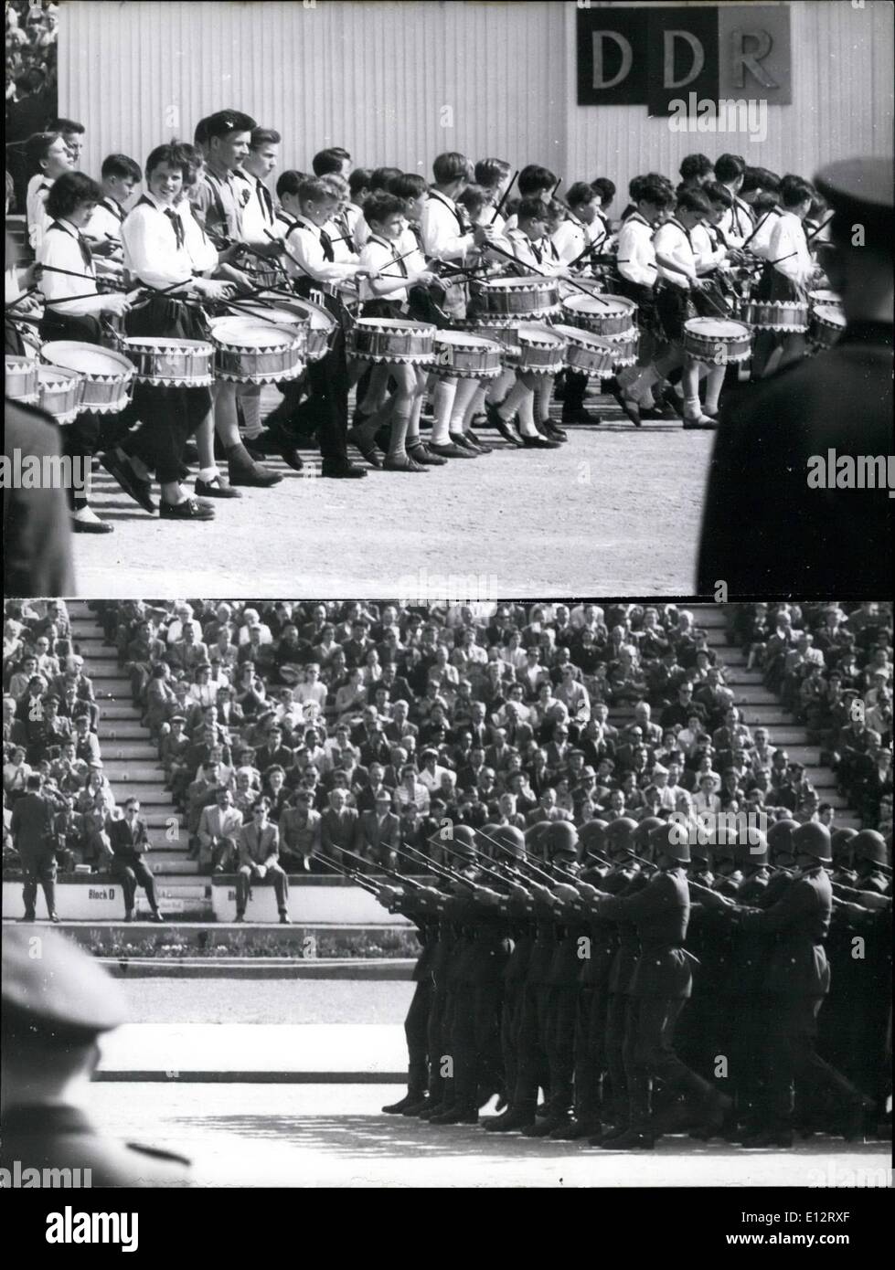 25. Februar 2012 - Mai-Demonstrationen im Berliner Osten Zone. Oben: Junge Pioniere marschieren vor der ehrenamtlichen Tribüne auf dem Marx-Engels-Platz. Unten: Die Soldaten von der so genannten nationalen Volksarmee parade vor ihrer sozialistischen Führer. Keystone-Bild des 2. Mai 59 Stockfoto