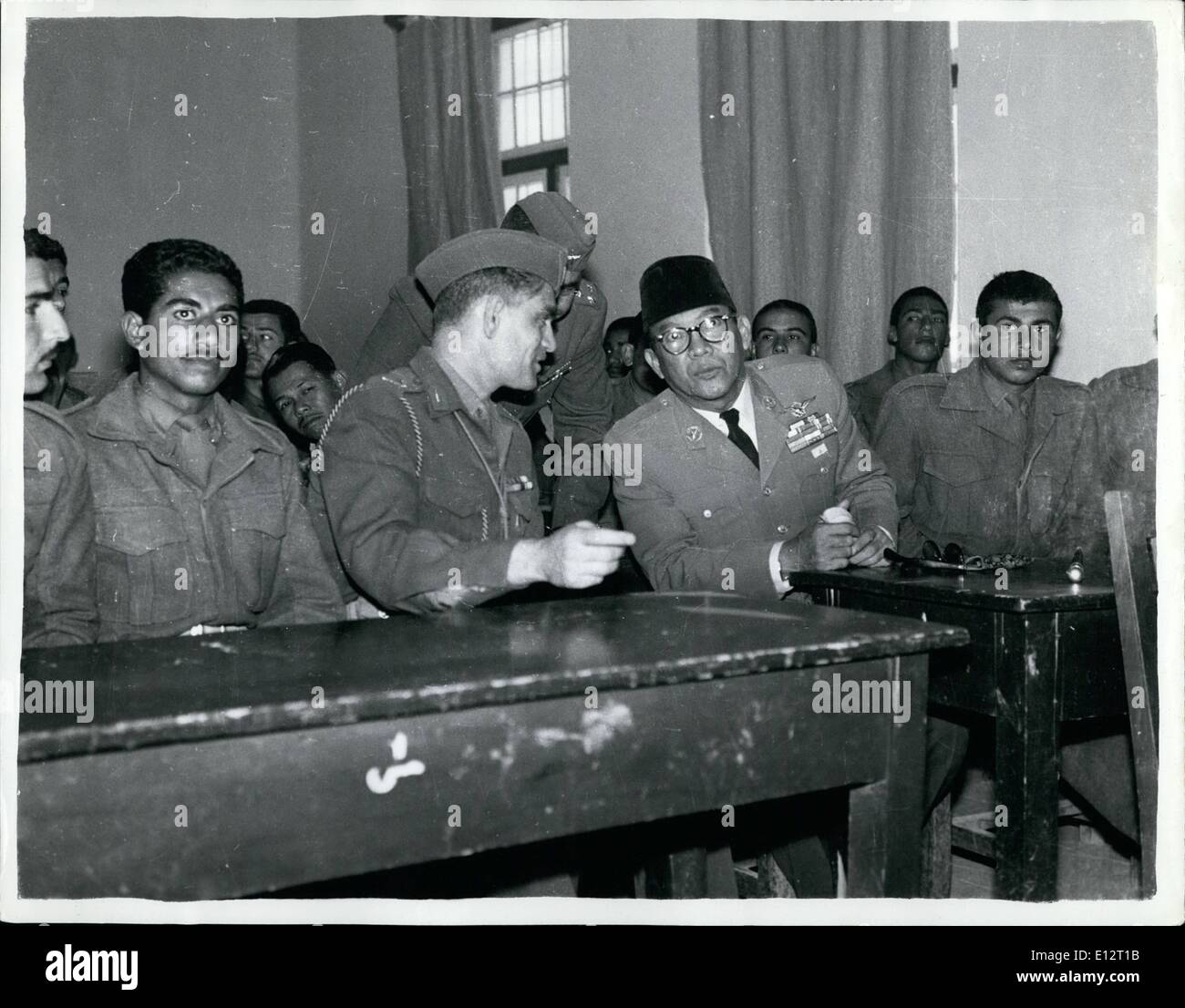 24. Februar 2012 - zwei Männer mit Frieden oder Krieg auf ihren Köpfen dieses Wochenende: sitzende Toggether in einem Armee-College in Irak sind zwei Diktatoren von diesem schwierigen. General Kassem des Irak, dessen Ehrgeiz und erklärtes Ziel ist die Eroberung des Öl-reichen Briten geschützt Kuwait und Prresident Sukarno Indonesien, die soeben angekündigt hat, dass West Irian (wie er den verbleibenden Teil des ehemaligen Niederländisch-Ostindien Reiches nennt) sein ist und der notwendigen durch seine Kräfte gelangen. Dieses bisher unveröffentlichte Bild wurde aufgenommen in der Iraki Hauptstadt traf die beiden Staatschefs. Stockfoto