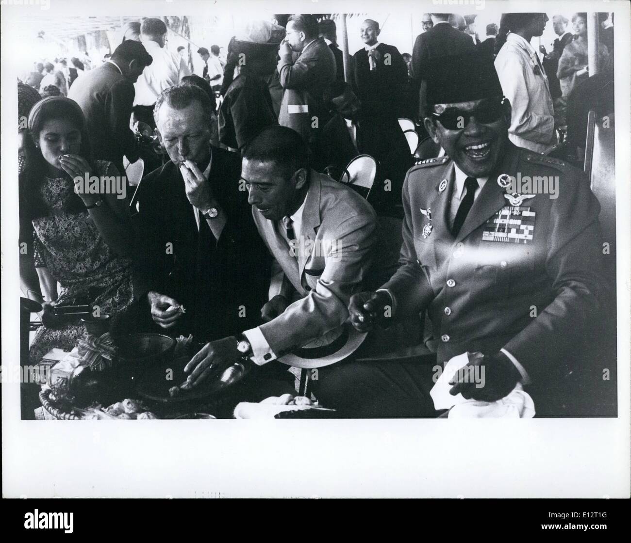 24. Februar 2012 - Präsident Sukarno nach Zeremonie Sept. 26,1965 Grundsteinlegung für den neuen Campus der Universität von Indonesien, außerhalb von Jakarta, Indonesien. Zweite ist von links, amerikanischer Botschafter Marshall Green. Neben Green ist mexikanischer Botschafter. (Eines der letzten Bilder von Sukarno vor shotted kommunistischen Putsch von 1 Oct. Stockfoto