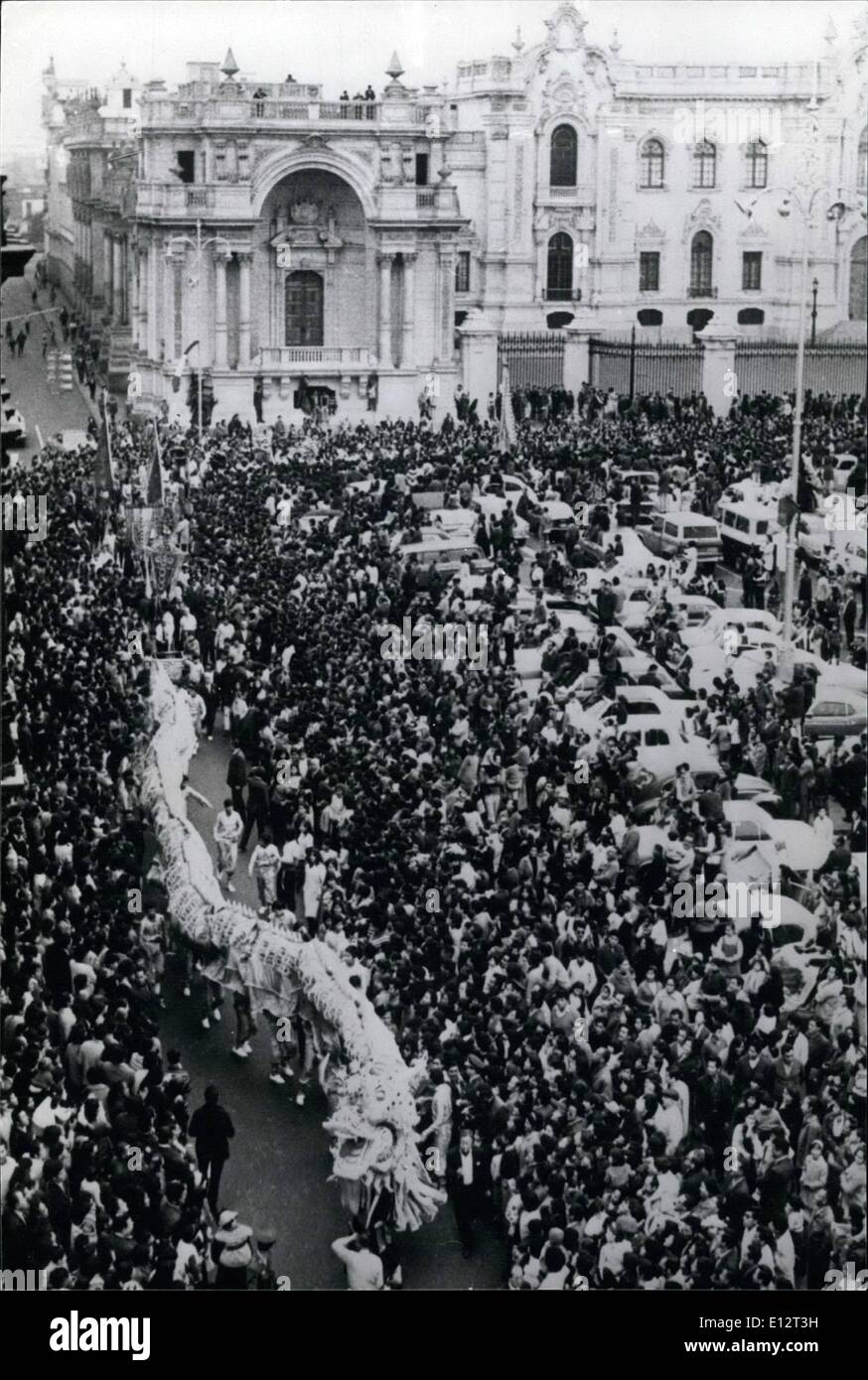 25. Februar 2012 - chinesische '' Dragon'' In Peru: Große Menschenmengen Uhr eine chinesische '''' durch den Platz vor dem Präsidentenpalast in Lima, Peru Drachentanz. Die Demonstration wurde von den chinesischen Bewohnern von der peruanischen Hauptstadt organisiert, zeigen ihre Solidarität und Vertrauen in der Regierung von den nationalistischen Chinesen in Taiwan bei ihren Bemühungen, ihren Sitz in der Generalversammlung der Vereinten Nationen zu behalten. Stockfoto
