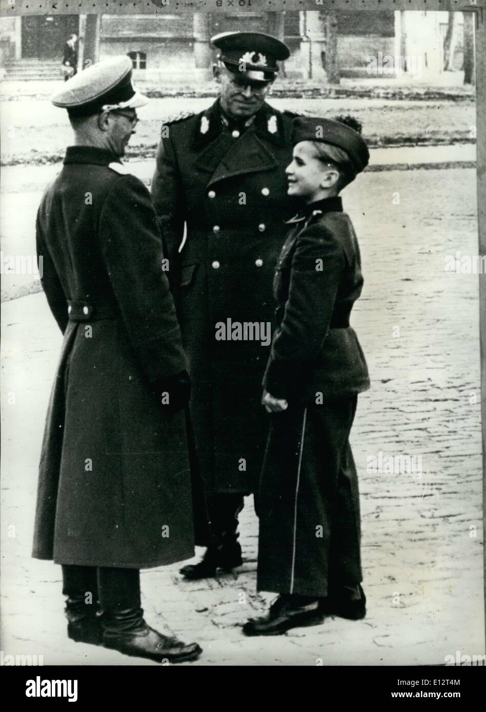 25. Februar 2012 - ZONE deutschen Osten, jung und alt IN UNIFORM. Ein junger Kadett in Naumberg spricht mit seiner '' Schulleiters '' der Kommandant, General-Major Bleshschmidt und seine Sekunde im Befehl. Stockfoto