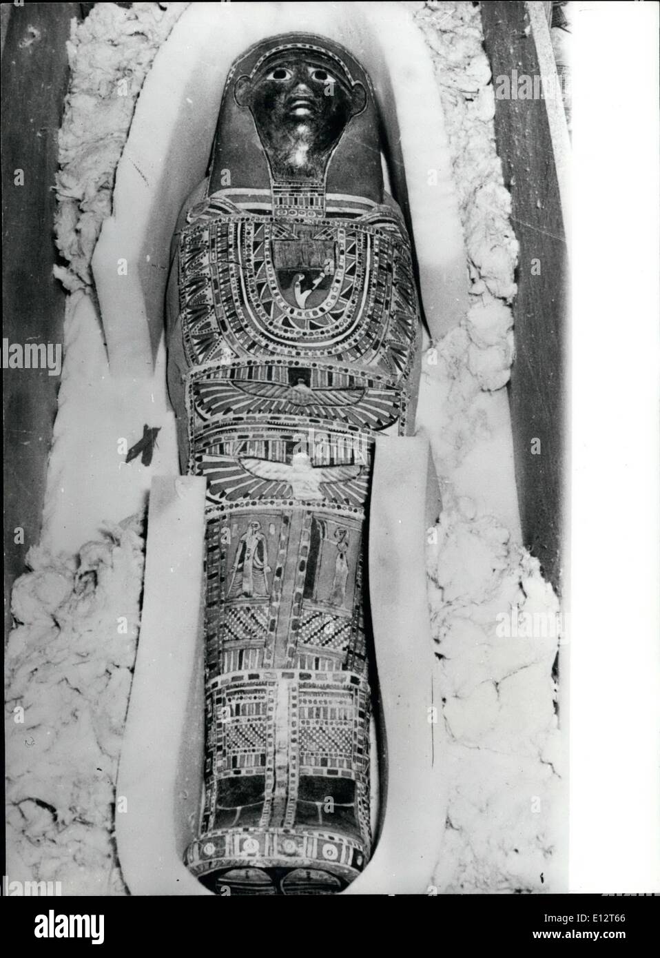 25. Februar 2012 - zwei antike ägyptischen Friedhöfen ausgegraben.: vor kurzem haben zwei pharaonischen Friedhöfe in der Nähe von Kom Ombo Tempel Oberägypten, Bnn ausgegraben. Sie wurden gefunden, bestehend aus einigen 250 Gräber von eine Reihe von alten ägyptischen Gottheiten. Arbeit zu graben begann seit dem Jahr 1965. Unter den Gräbern ausgegraben wurden sechs Heiligen Alligatoren, die die Gottheit des Kom Omb Temple war. Teilen dieser Heiligen Alligator war der Heilige Geier, die auch von den alten Ägyptern verehrt wurde. Ein Alligator-Ei in diese Friedhöfe sowie eine Reihe von Heiligen Schlange entdeckt wurde und auch einige mumifiziert Hirsche Stockfoto