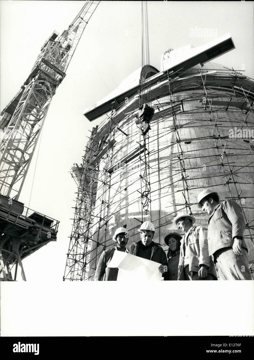 25. Februar 2012 - Sternwarte auf Rozhen Gipfel. Die größte Astronimical Aservatory auf der Balkanhalbinsel entsteht auf dem Rozhen Gipfel in den Rhodopen. Das Projekt wurde vom tschechoslowakischen Spezialisten gemacht. Das Observatorium mit einem Teleskop von '' Karl - Zeiss'' ausgestattet werden - Jena besitzt einen Spiegel - 2 Meter im Durchmesser. Der Bau ist von der Plovsiv Gebäude Corporation '' USK '' gemacht. Der technische Leiter der Bauarbeiter versprochen, das Observatorium von der Zeit behoben-September 1978 liefern Stockfoto
