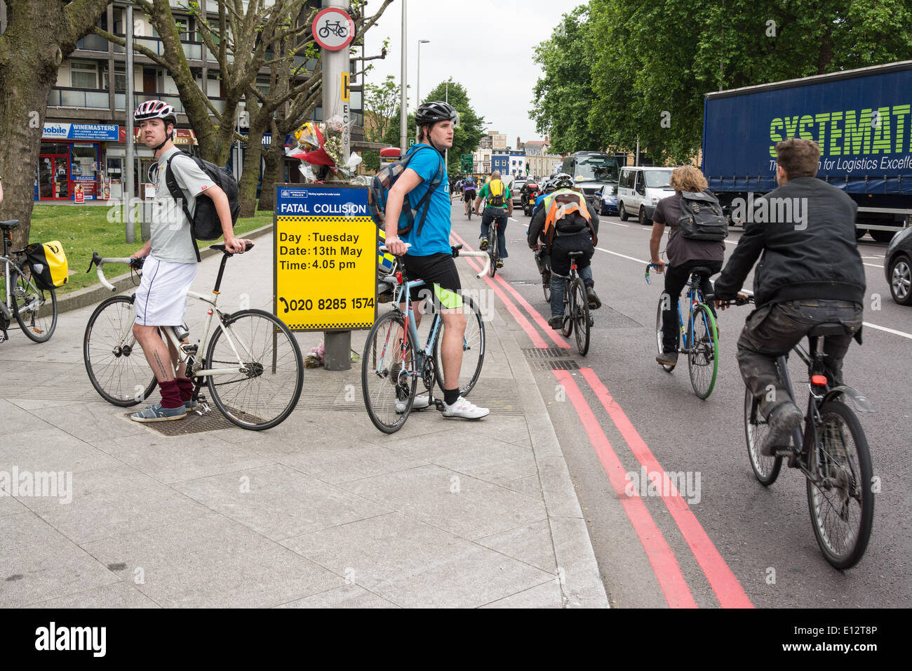 London UK. 21. Mai 2014.  Radfahrer halten eine Großkundgebung und sterben-in am Elephant &amp; Castle Kreisverkehr fordern bessere und sicherere Radsport Bedingungen vor dem Hintergrund einer jüngsten Radsport Todesfall an der Kreuzung. Bildnachweis: Patricia Phillips/Alamy Live-Nachrichten Stockfoto