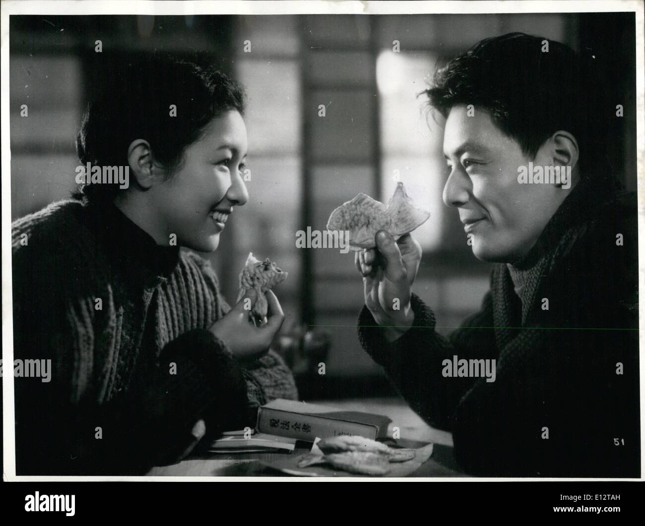 24. Februar 2012 - erscheint im Berliner Filmfestival unter anderem die japanischen Spielfilm (dort wo die Schornsteine sind). Dieses Foto des Films zeigt Ken Uchara und Kinuyo Tanaka (links). Es ist eine Liebesgeschichte spielt in der 7 Millionen Stadt Tokio und gibt ein lebendiges Bild des Lebens von ein paar wo ist der Mann nur ein kleiner Angestellter. Stockfoto