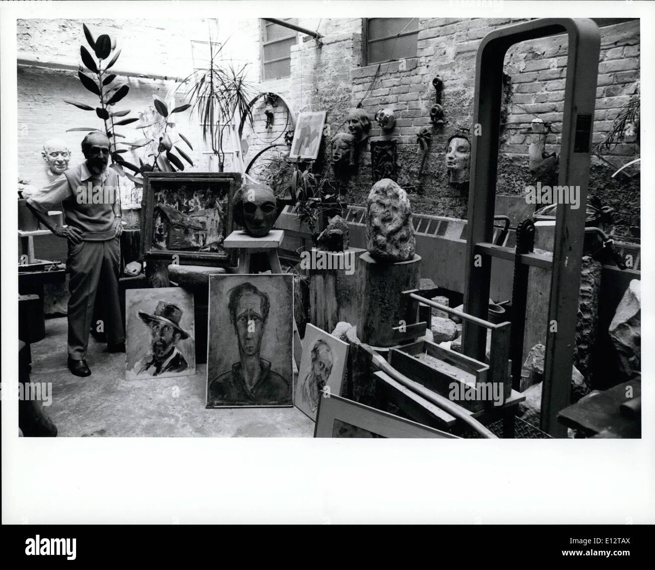 24. Februar 2012 - Jose De Eft an einem seiner Aquarelle in seinem Atelier in Chelsea, New York City. Ruht auf dem Boden t Stockfoto