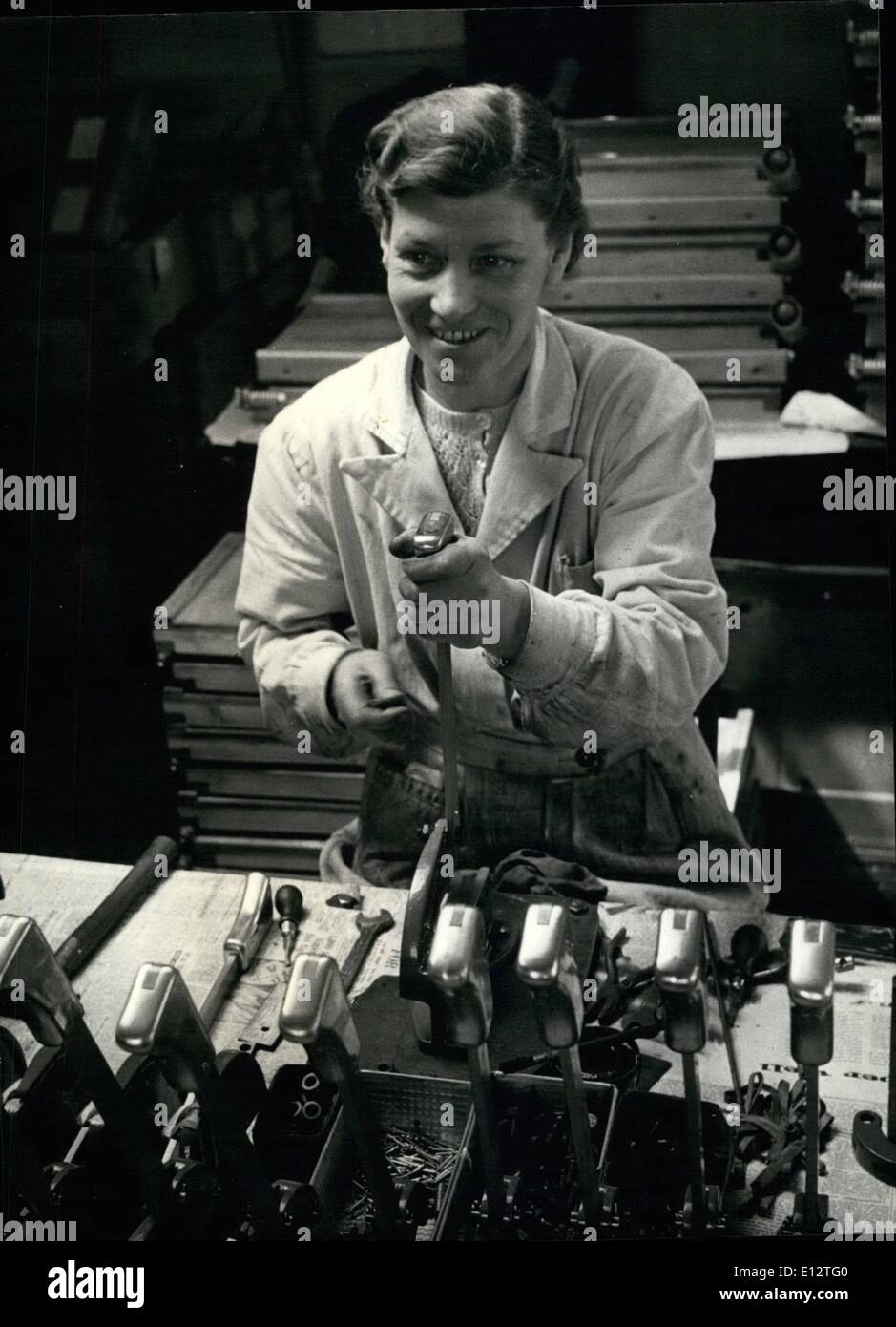 25. Februar 2012 - ein Engineering Works ausgeführt von Frauen: A Maschine Maler: Frau Amy Page, 42 jährige Mutter eines jungen elf, früher eine Verkäuferin. Aber sie viel lieber die Arbeit der Montage und Lackierung von Maschinen in der alle - Frauen arbeiten. Hier arbeitet sie an einer sheering Maschine entwickelt und patentiert von ihrem Chef - Miss Verena Holmes. Stockfoto