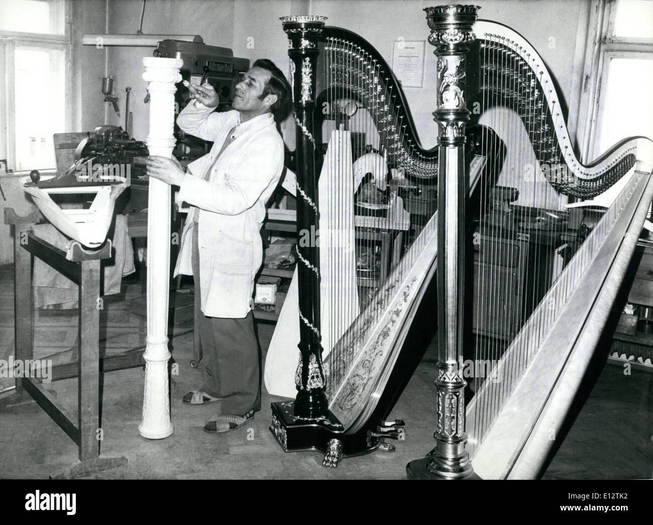 24. Februar 2012 - macht MAX HORNGACHER aus STARNBERG/UPPER BAVARIA HARFEN für OPERNHÄUSERN auf der ganzen Welt. Die Harfen, die von 49 Jahre alten MAX HORNGACHER aus Starnberg/obere Bayern gebaut werden sind sehr beliebt bei den Käufern auf der ganzen Welt. Nicht nur private Musiker, sondern auch die Harfe-Spieler von den großen Orchestern der Welt schätzen die empfindliche Instrumente, die He macht süß-Harfe Töne aus den Horngacher-Instrumenten in Bayreuth, an der Oper von Tokio, der Scala Milano, sowie der Metropolitan Opera New York gehört werden kann Stockfoto