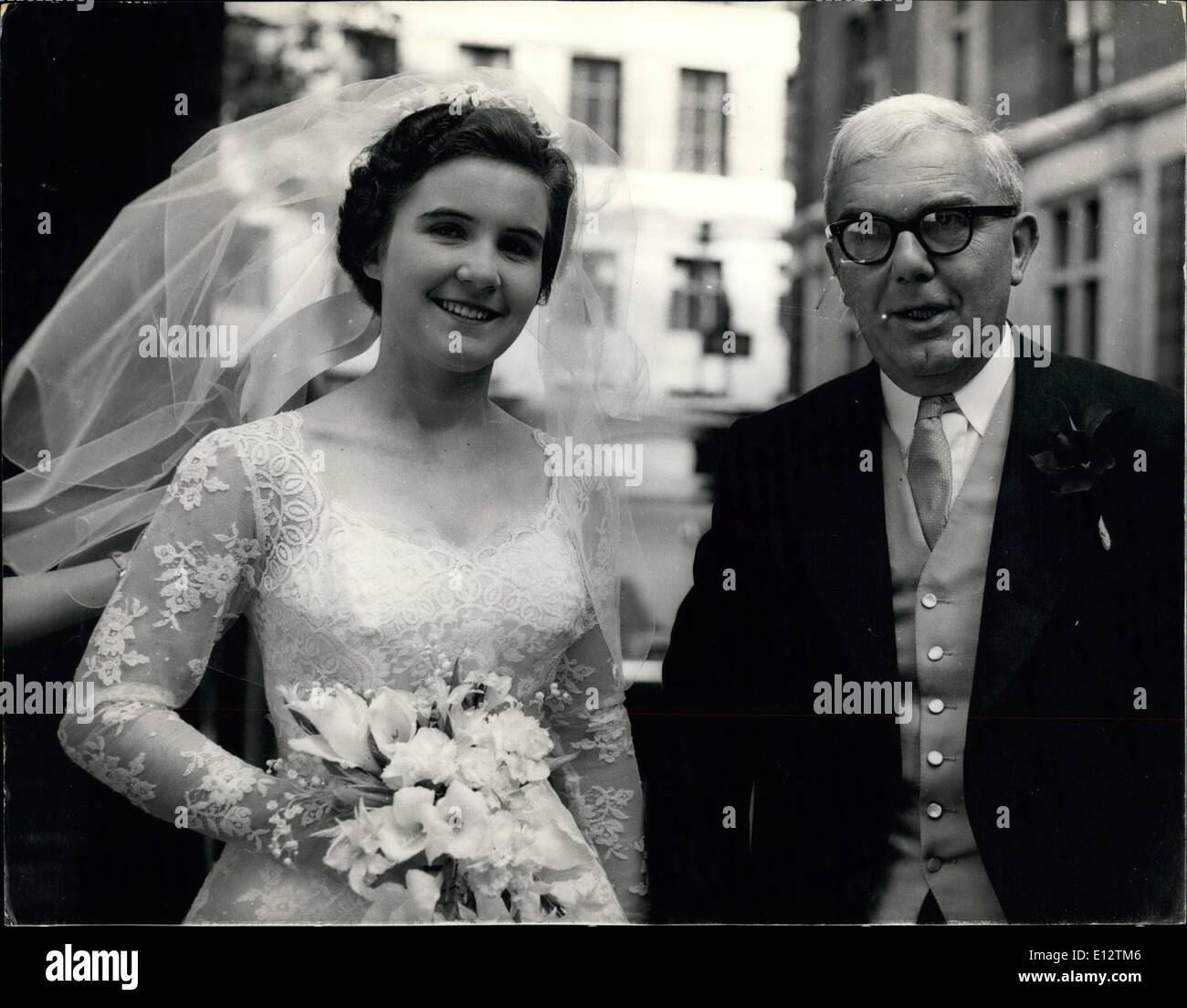 24. Februar 2012 - Mi Dr. Charles Hill-Tochter. Die Hochzeit fand heute im Queen "Kapelle von Savoyen, zwischen Miss Susan Hill, 21-jährige Tochter von Dr. Charles Hill, der Kanzler des Herzogtums von Lancaster, und Herr David Ritchie Fairbairn, 24, Sohn von Herrn und Frau S.G. Fairbairn, von Beaconsfield. Das Foto zeigt die Braut im Bild Ankunft in der Kirche mit ihrem Vater, Dr. Charles Hill. Stockfoto