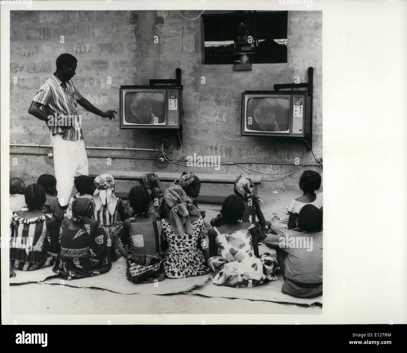 25. Februar 2012 - Closed-Circuit-Schulfernsehen in Niger Niamey, Niger, 1965. '' Betrieb Tele Niger'', ein Experiment im Fernsehen Lehre begann 1964 mit zwei experimentelle Klassen 70 in Niger sechs und sieben Jahre alten Schüler. Nach zwei Jahren festgestellt wurde, das die Kinder mindestens so viel gelernt hatte, wie sie in einer traditionellen Schule getan haben würde. Derzeit sind einige 800 Kinder in 20 Dörfern in der Region von Niamey, der Hauptstadt von Niger, lernen, lesen und Schreiben von diesen speziellen Fernsehsendungen Stockfoto