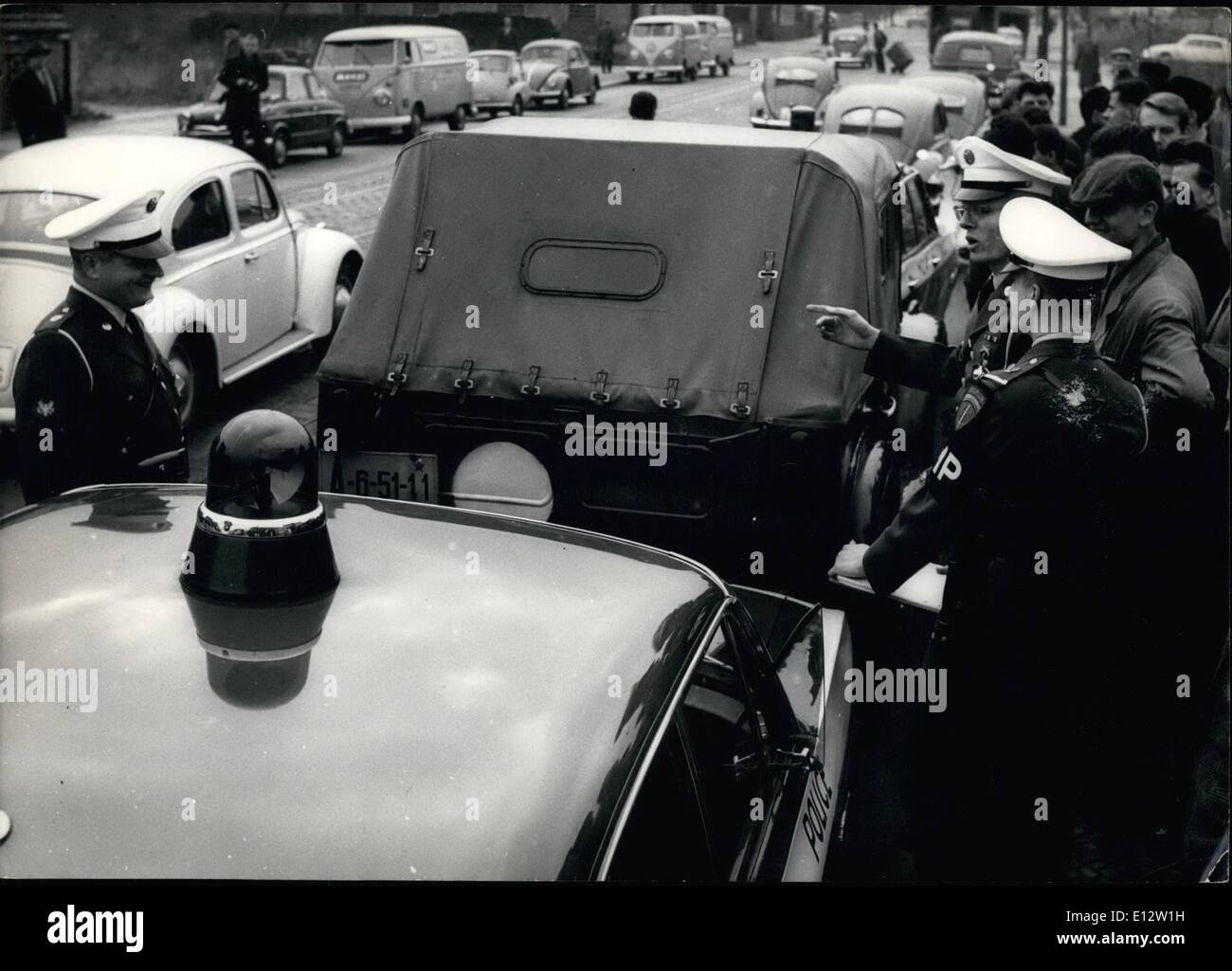25. Februar 2012 - hielt amerikanische Militärpolizei russischen Wagen in West-Berlin. Heute am Nachmittag gestoppt amerikanische Militärpolizei einen sowjetischen militärischen Mietwagen in der Friedrichstraße unweit der Prüfpunkt. Die amerikanische Militärpolizei behindert hat der russische Pkw für eine Stunde gehen. Der Grund für diese Stop des russischen Autos ist unbekannt. OPS: Das sowjetische Militär Auto vor dem amerikanischen Militär-Polizei-Auto und von Soldaten der amerikanischen Militärpolizei bewacht. Keystone. Berlin, 12.04.1961 Stockfoto