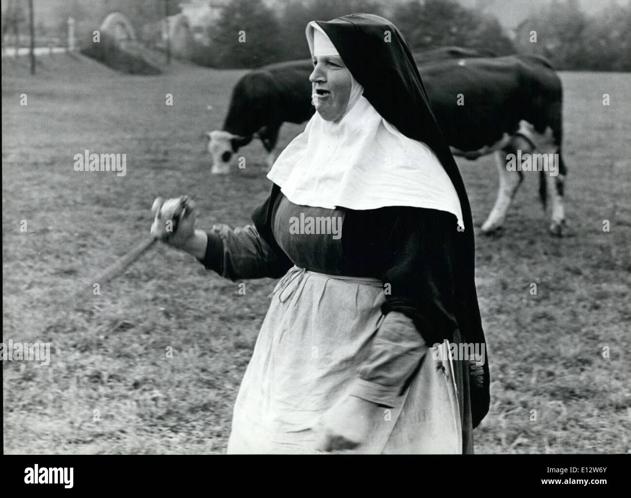 25. Februar 2012 - Auftrieb Hows dieser Nonne durch die Pflege ihrer Aufgaben. Mit Elan sie treibt jetzt eine Kuhherde auf den klösterlichen Weiden, weil Bewegung an der frischen Luft und frischer Lebensmittel Resoult Nonne befiehlt auch '' ihre Rinder '' nach einem langen Winter. Stockfoto