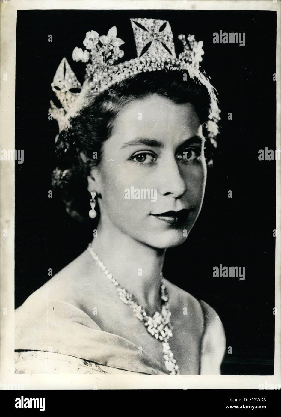26. Februar 2012 - Befehl Porträt ihrer Majestät Königin Elizabeth II. Erstmals seit der Thronbesteigung. Erste offizielle Porträt von HM The Queen Elizabeth II - trägt ein Kleid von Elfenbein Brokat gewebt mit gold und Türkis Thread und Türkis samt Ausschnitt. Sie trägt auch die Schärpe und Star of the Order of the Garter, die Halskette, die ihr von der Nizam von Hyderabad und reif von Diamanten und Perlen als Hochzeitsgeschenk bekommen hat. Der reif angeordnete in einem Muster von cross-Anwaltskanzlei und Shamrock, Rose und Distel, getragen von Königinnen von England seit Königin Victoria. Stockfoto