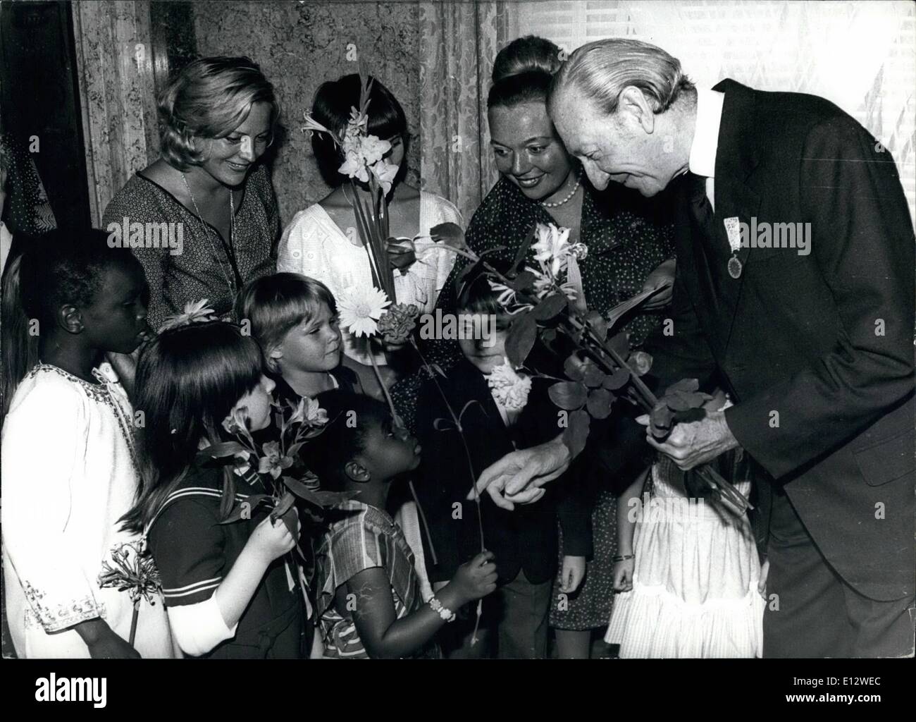 25. Februar 2012 - nach die Zeremonie Kurt Waldheim mit Kindern spricht. Stockfoto