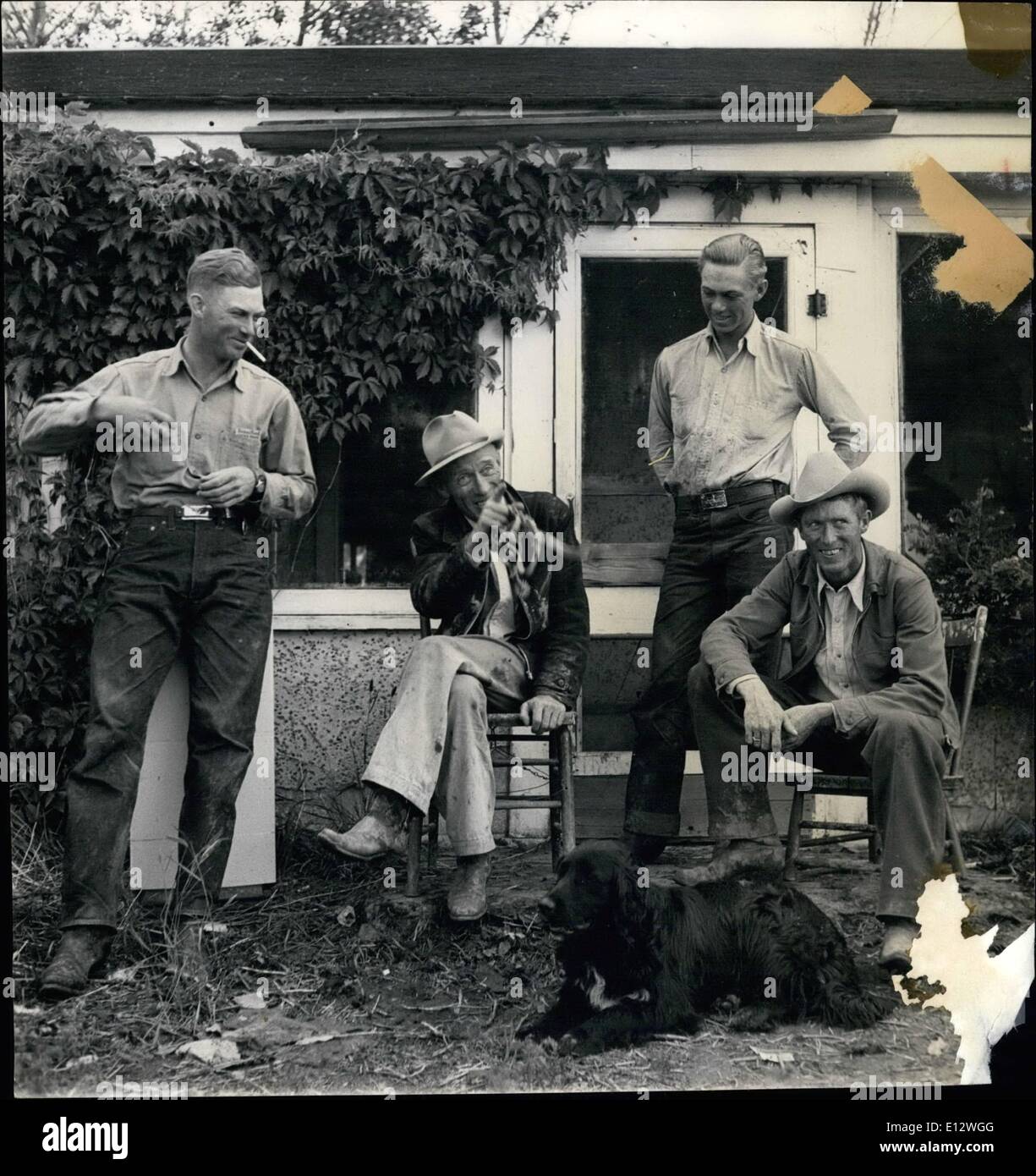 25. Februar 2012 - Männer der ranching Familie Ross: von links nach rechts: Jack, 26, George Ross sr., Walter (Stubby) 20 und George Ross jr., 29, außen Cross Ranchouse (Teil von Lost River Ranch) für vier Jahre aber gewählt als Hauptquartier für das branding als die meisten Herde unbesetzten hatte trafen sich in diesem Bereich. Stockfoto