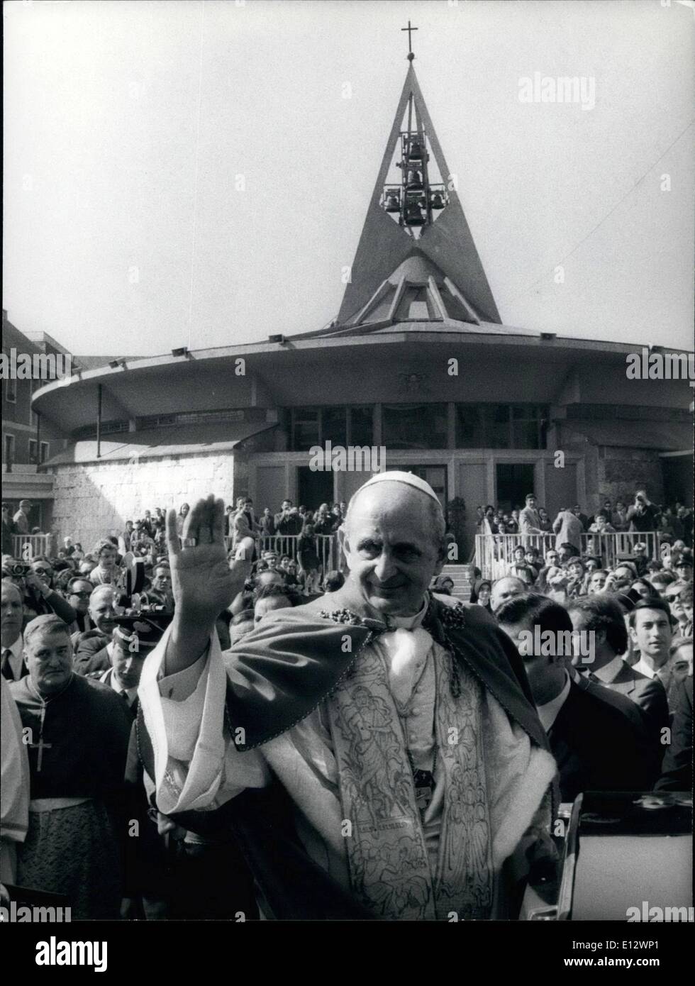 26. Februar 2012 - Papst Paul VI. ging in die kleine Kirche Ã ¢ Â "¬ËœJesus göttlichen Meisters", seine zweite Messe von Ostern zu feiern. Er wurde von einer großen Menschenmenge begrüßt und während der Messe erhielt ein kleines Lamm, wie es die Tradition will. Stockfoto