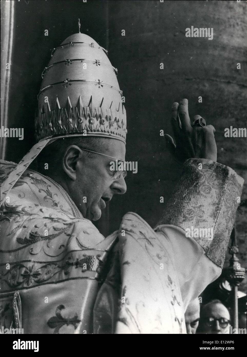 26. Februar 2012 - Papst Paul VI. hat von dem Balkon des St. Peter Basilica, die Menschen auf dem Platz gesegnet und mit der Welt gesprochen hat? Stockfoto
