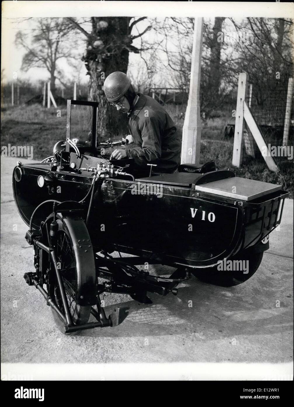 26. Februar 2012 - A Queer Art von Motorrad Kombination: Dies ist kein Beiwagen mit "drehte sich in Trab", sondern ein speziell Stockfoto