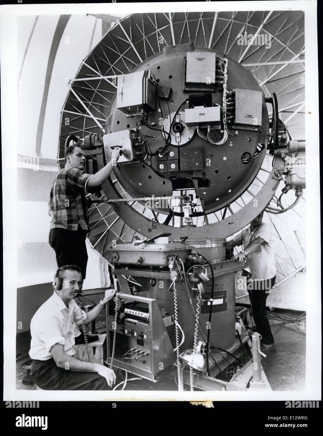 26. Februar 2012 - für die sofortige Freilassung: A Gyro-Stabilized-Plattform unterstützt die kleinen, 15 Fuß Parabolreflektor Antenne auf Western Union International tragbaren Bodenstation an Bord der USS Hornet, hat seinen Sitz in einer festen Position unabhängig von der Bewegung des Schiffes beibehalten. Die einzige Bewegung, die, in Bezug auf alle festen Punkt im Raum, stattfindet, ist die Antenne bewegt wie nötig, um Kontakt mit einem Satelliten-Gemeinkosten zu halten. Montiert auf der Rückseite der Antenne und Sockel (siehe oben) sind die Bedienelemente, Gyro und tracking-Motoren und Elektronik-Altgeräte. Stockfoto