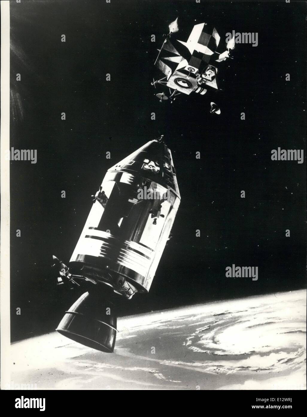 26. Februar 2012 - set Apollo Crew alle gehen; Die Apollo 9 Raumfahrt sieht ganz eingestellt, um heute - nehmen Sie die drei Astronauten. James Mcdivitt, David Scott und Russell Schweikart gesehen, um ihre Erkältung abgeschüttelt haben. Foto zeigt diese Zeichnung zeigt das Raumschiff Apollo 9 Befehl und service-Module wird in Position gehalten von Astronauten David Scott, wie Lunar Module Pilot Russel Schweikart Aufstieg Stadium der LM, das erste bemannte Rendezvous Manöver und Docking-ca. 150 Meilen über der Oberfläche der Erde Stockfoto
