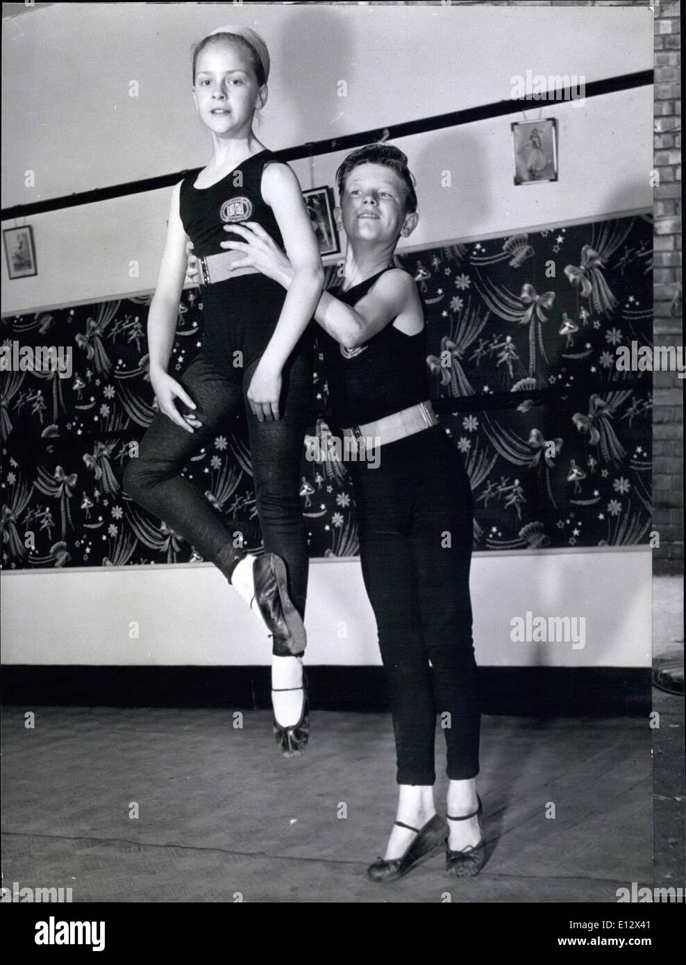 26. Februar 2012 - Johns zweites Hobby neben Ballett ist Boxen und ge und sein Freund Trevor Riscoe (rechts) haben eine tägliche Spar in den Gartens zu Hause. Stockfoto