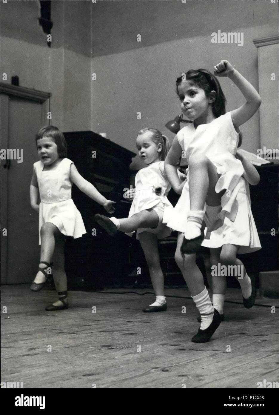 26. Februar 2012 - frühe Schritte im Ballett für vier - Jahr - Olds: Es ist eine ernste Sache, die viele Kinder Konzentration und Anstrengung erfordert. Stockfoto