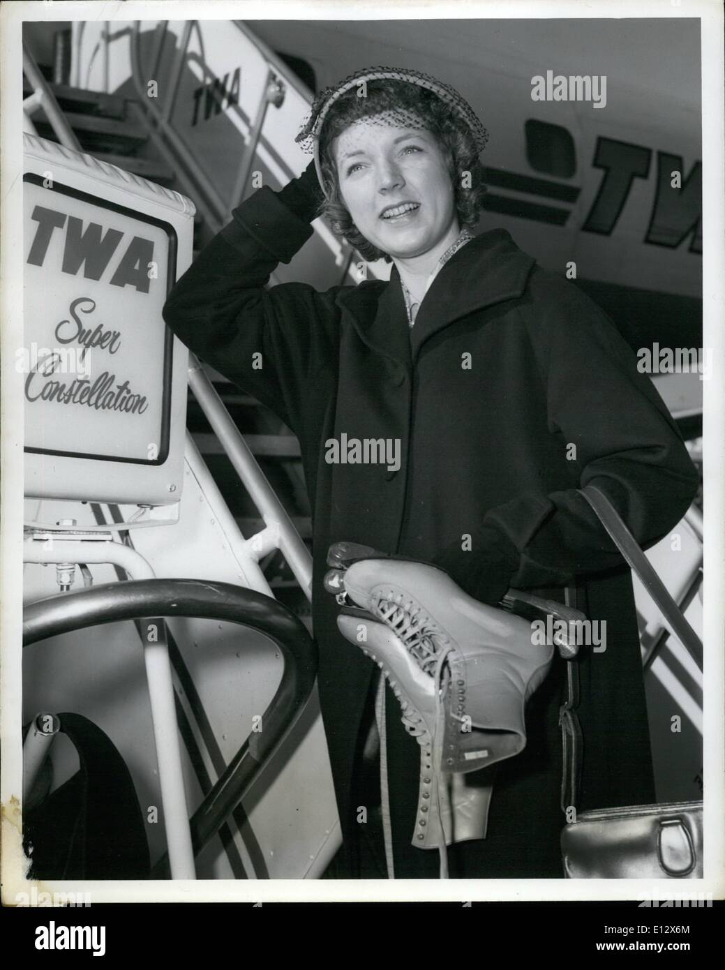 25. Februar 2012 - links Idlewild Airport, N.Y. 25 März---Tenley Albright, 1956 Olympische Eiskunstlauf-Weltmeister, für London gestern über TWA, eine Show auf die British Broadcasting Company Notwork morgen Abend zu tun. Sie wird einer Ausstellung in der folgenden Woche und den Urlaub in Großbritannien bis 9 April tun. Im Anschluss am Radcliffe College, die Tenley wird geben Sie medizinische Schule am Abschluss. Für 1960 sagte sie, daß sie für den Olympischen Titel noch einmal versuchen kann. Stockfoto