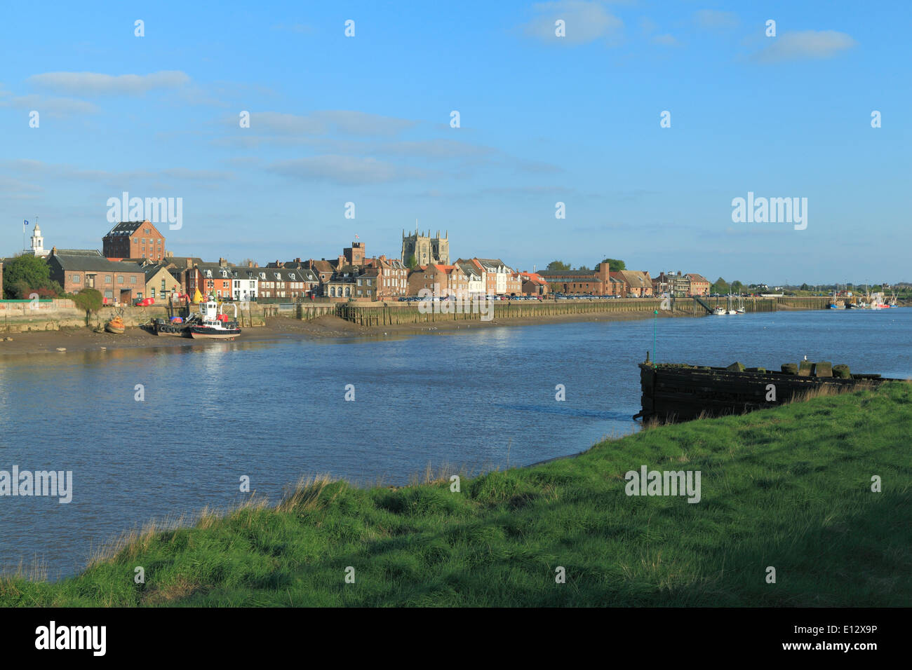 Kai, Stadt, Kings Lynn, Norfolk, Blick über Fluss Ouse von West Lynn England UK Panorama panorama Stockfoto