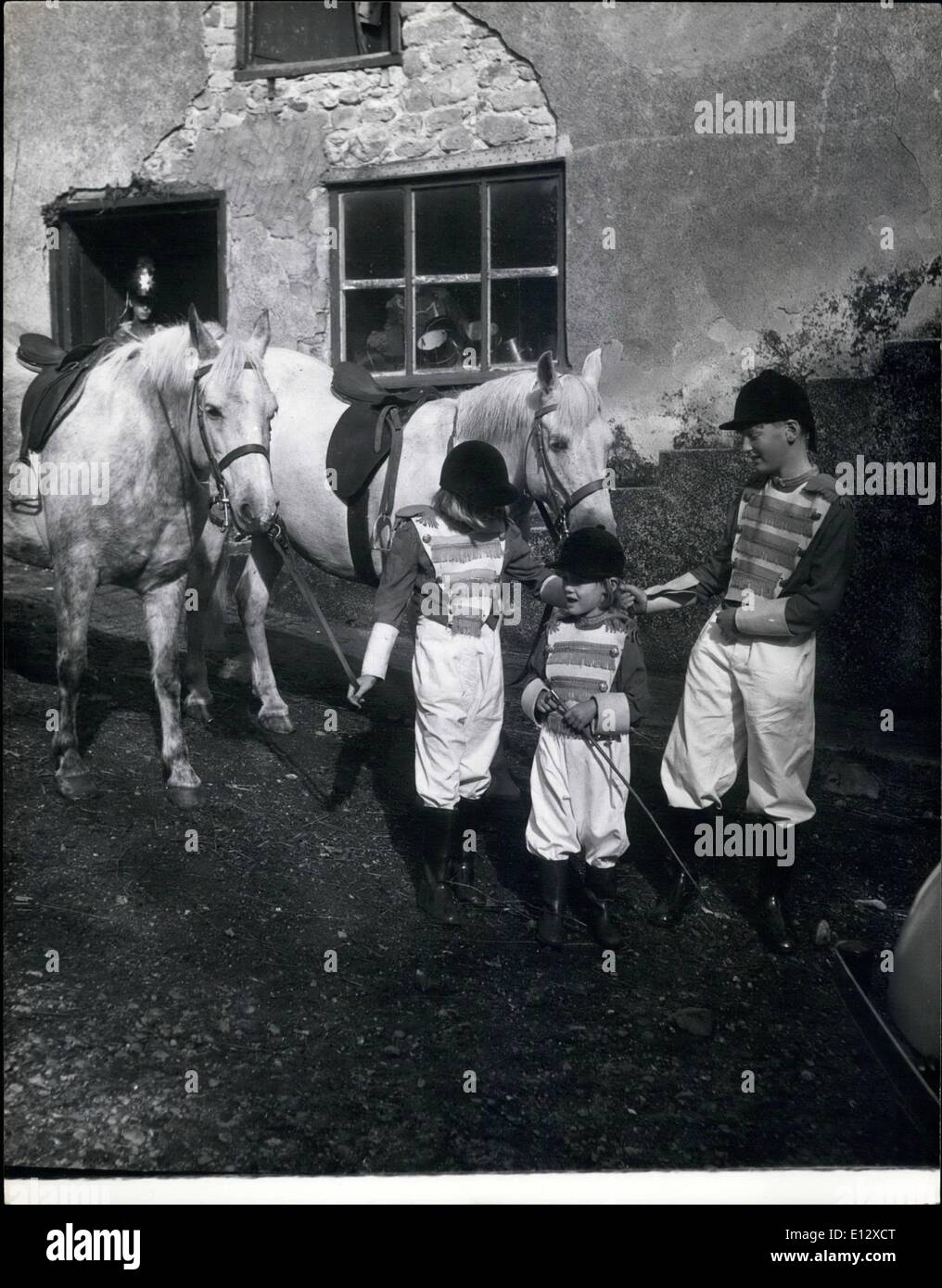 26. Februar 2012 - Junior Household Cavalry in Dorset. Bridget Henley, 8, Peter Clapton, 11 und 3 - Jahre alte Sarah Bullen warten für den Auftrag, für eine Generalprobe von ihrer musikalischen Fahrt mit dem Cattistook-Pony-Club zu montieren Stockfoto