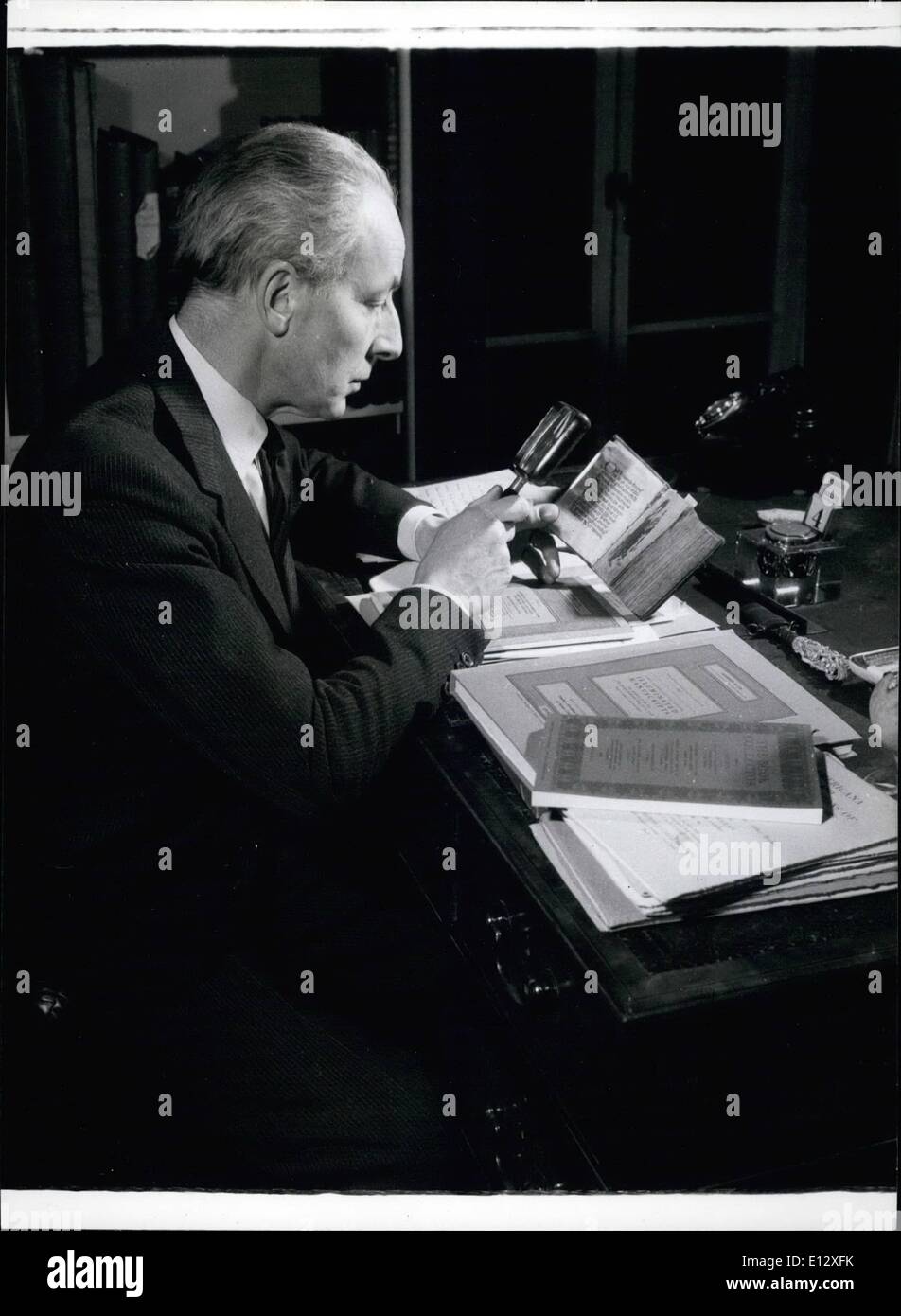 25. Februar 2012 - genauer hinschauen: J.w. Carter, C.B.E., einer der Sothebys Buch Experten untersucht eine beleuchtete Lautstärke. : Stockfoto