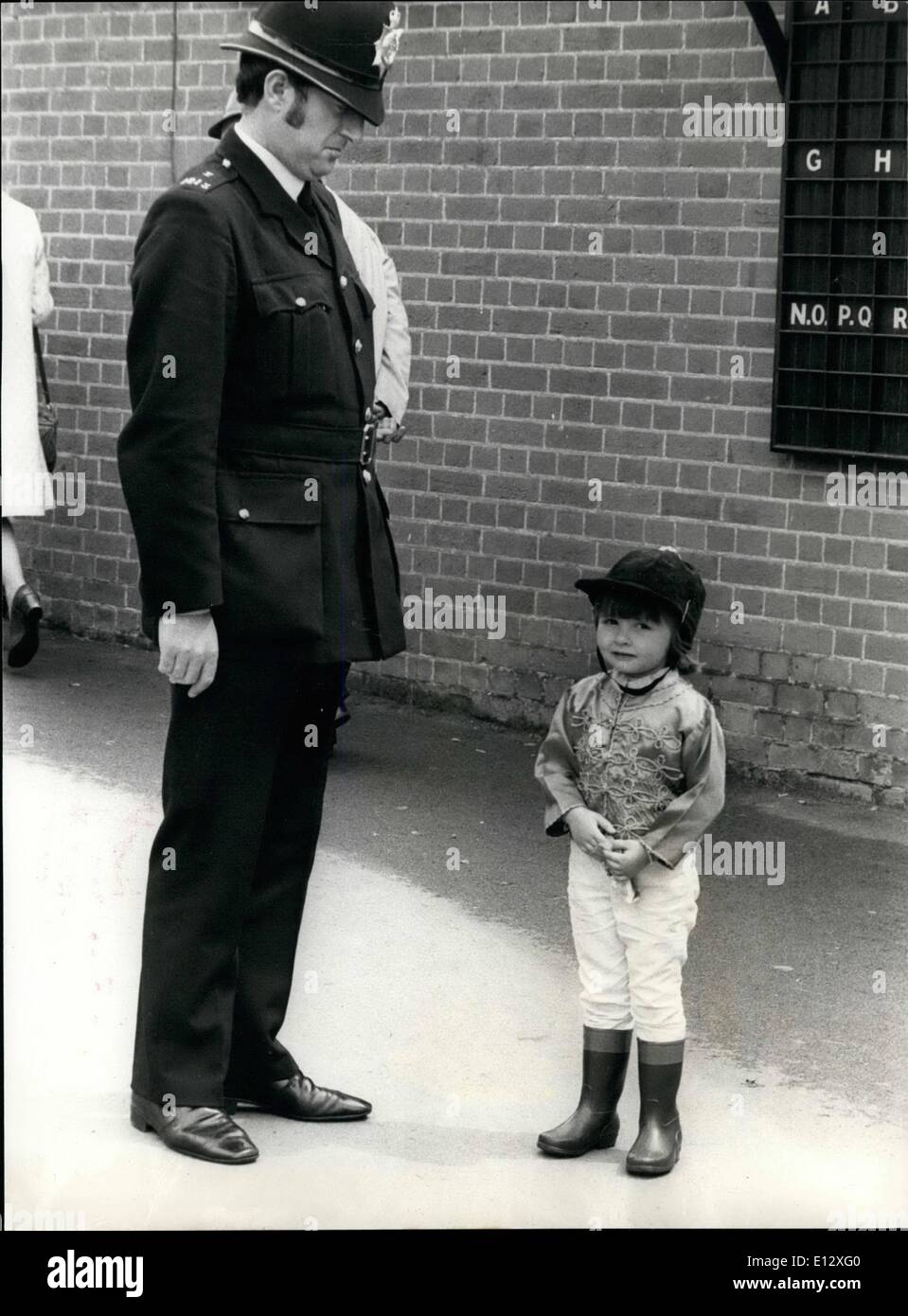 25. Februar 2012 - was haben wir denn hier? Sagt der Polizist zu 3 jährige Amanda Bradshaw, die in Ascot kam die Königin Racing Farben tragen. Stockfoto