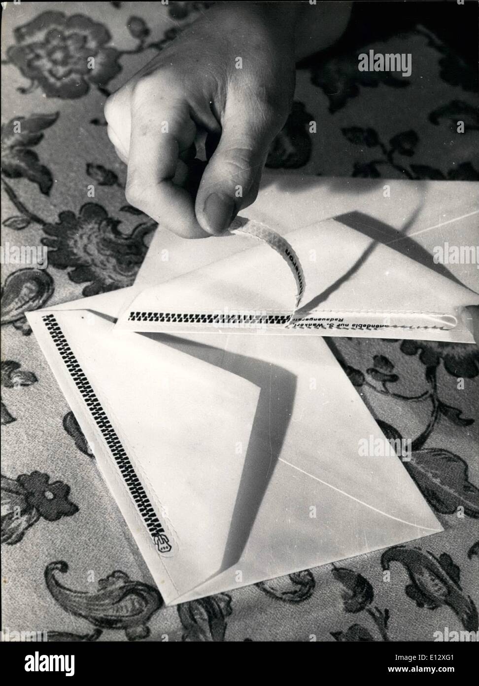 25. Februar 2012 - Umschlag mit Reißverschluss: der Erfinder dieser Hülle mit Reißverschluss Papier ist Alfons Miller von Augsburg/Deutschland. Wenn Menschen diese Art von Umschlag öffnen möchten, brauchen sie kein Brief-Öffner, Messer oder Haarnadel. Die perforierten Streifen auf der Rückseite des Umschlags funktioniert genauso wie ein Reißverschluss und ist einfach um zu handhaben variieren. Stockfoto