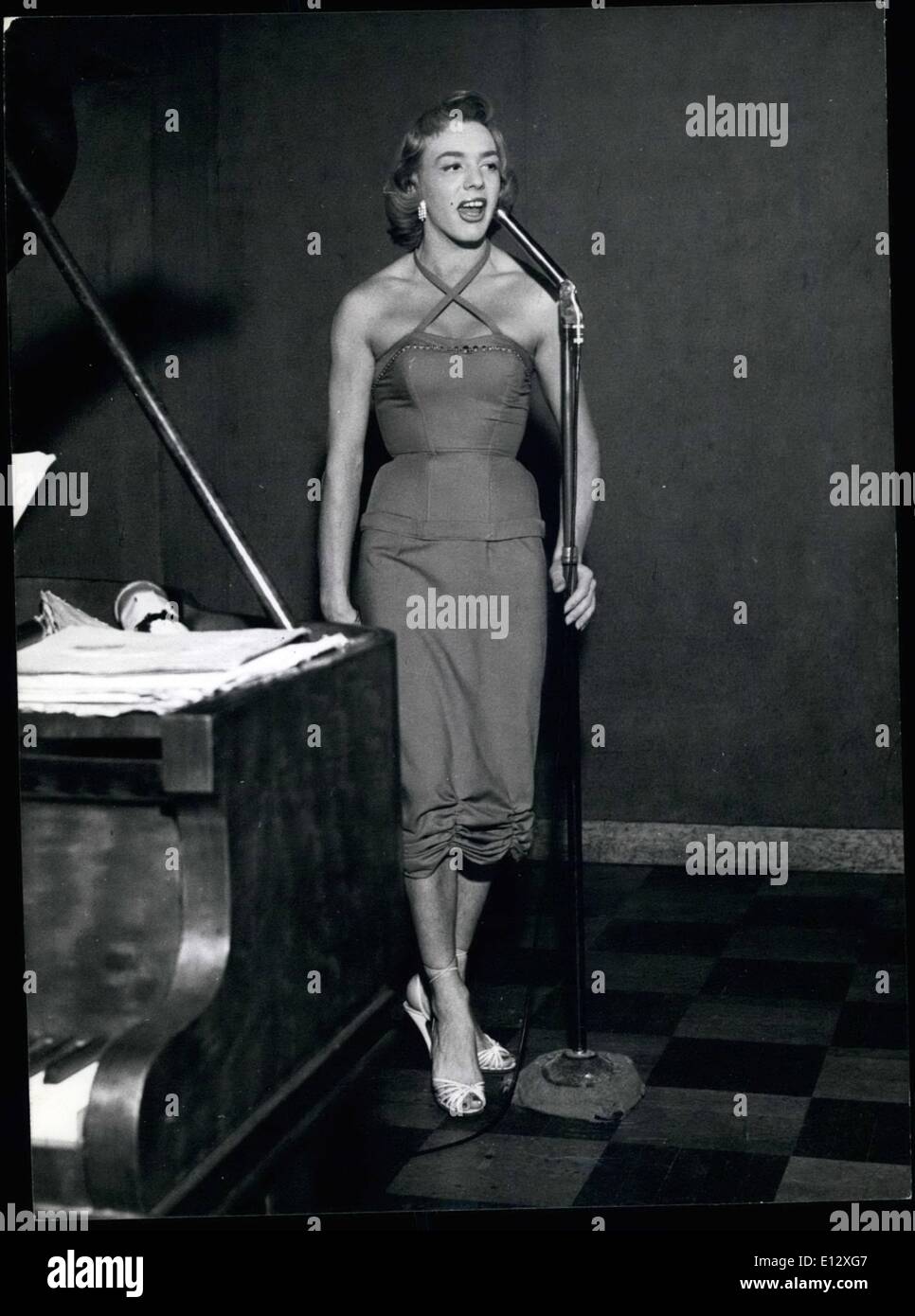 25. Februar 2012 - Ratet mal, wer er ist der Versuch, Impersonate?: dieser Mann ist eine Frau imitiert und June Allyson star versucht, Ape-Bildschirm. Stockfoto