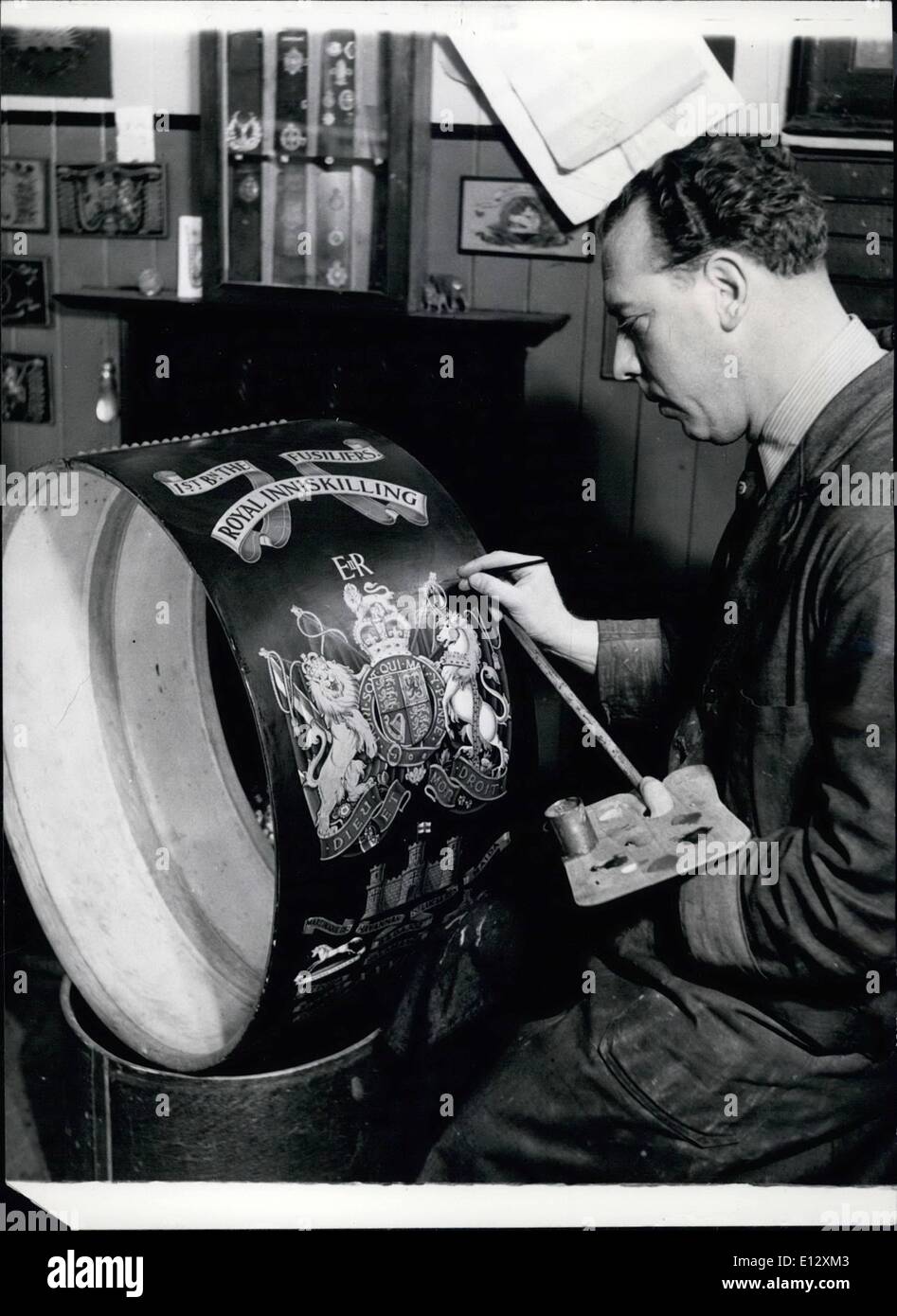 26. Februar 2012 - die Trommel-Macher und die neue Chiffre: eine neue Trommel für die Krönung, wobei die neuen Königinnen Chiffre. Es ist für die Stockfoto