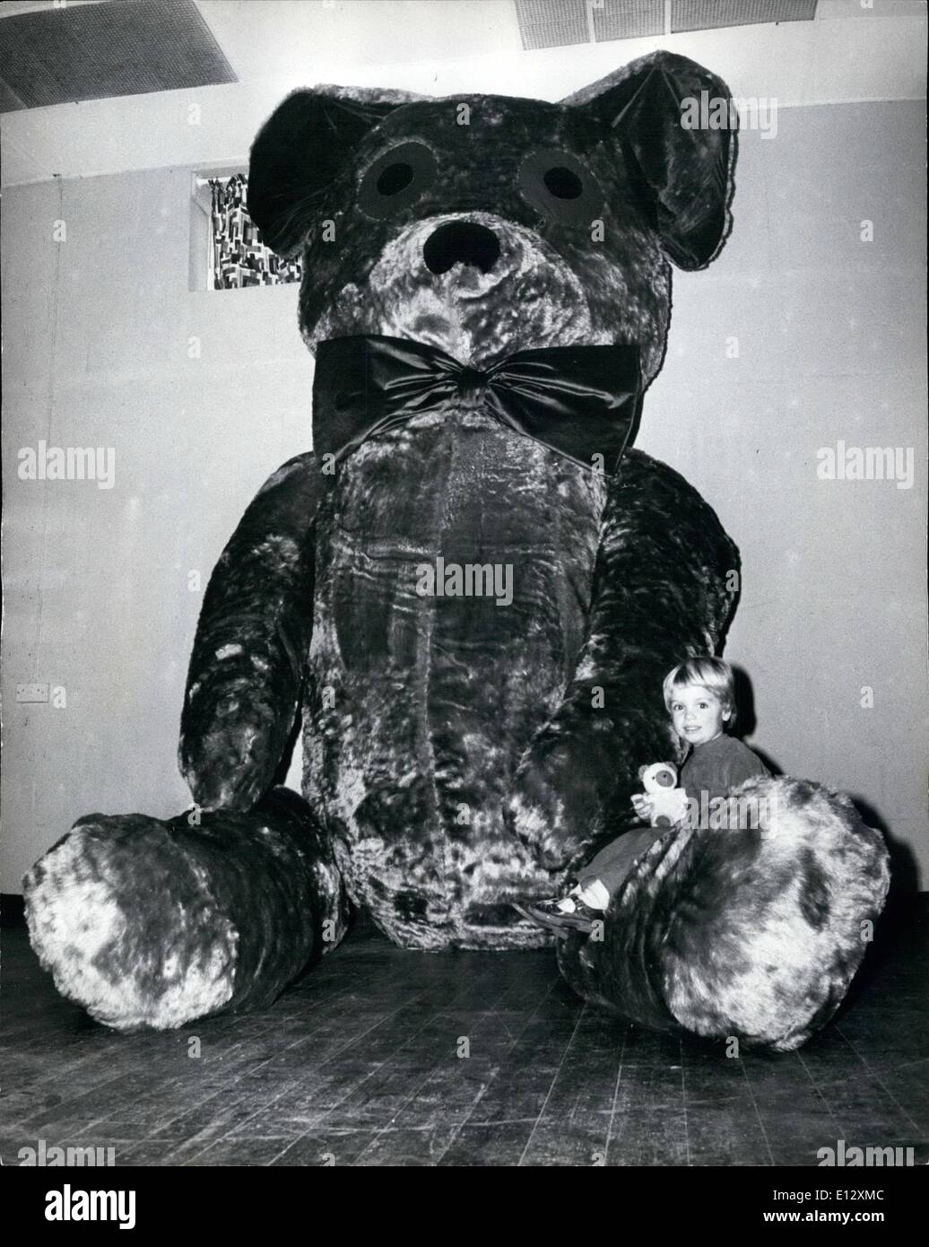 26. Februar 2012 - freundliche pelzige Riese: kleine 3 jährige Philip bekam eine große Überraschung, als er ging auf den Kirchensaal in seinem Dorf von Middle Wallop, Hüte, hatte er einen enge Buchhalter der pelzigen Art mit '' HB '' Riesen Teddybär. '' HB '' hat allen Grund, stolz auf sich selber ein er ist zu rechnen, um die weltweit höchste Teddy sein. Über 15 Fuß von der Betreuung bis zu den Zehen, die er noch beeindruckender sein werde, nach Beendigung seiner Macher haben mit ihm, was sie planen, um aus Holz setzen unterstützt innen seine Beine, so dass er aufstehen werden Stockfoto